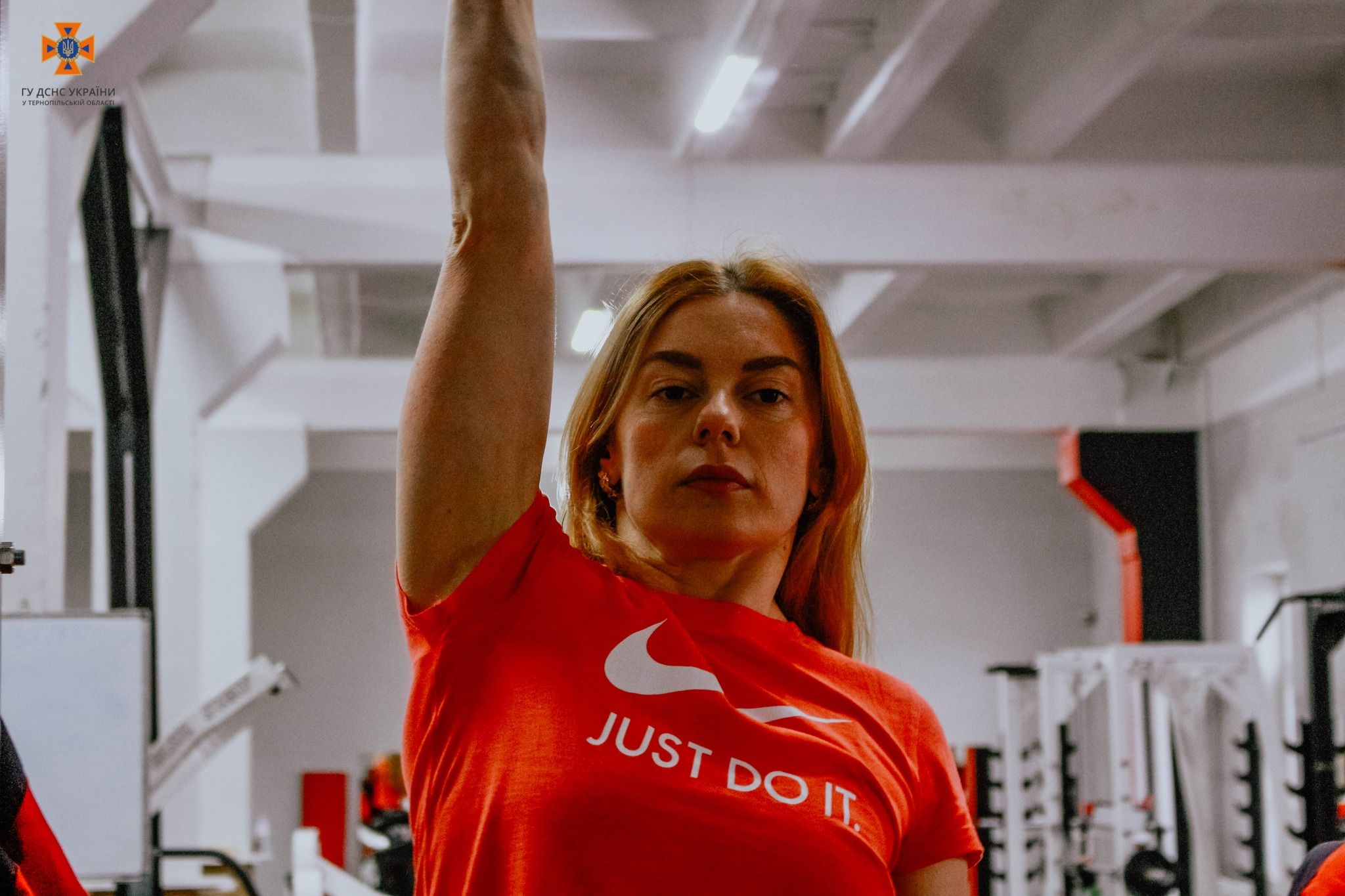 Новини Тернополя - фото з Тернопільська рятувальниця одягнула форму, виконуючи вправи на перекладині