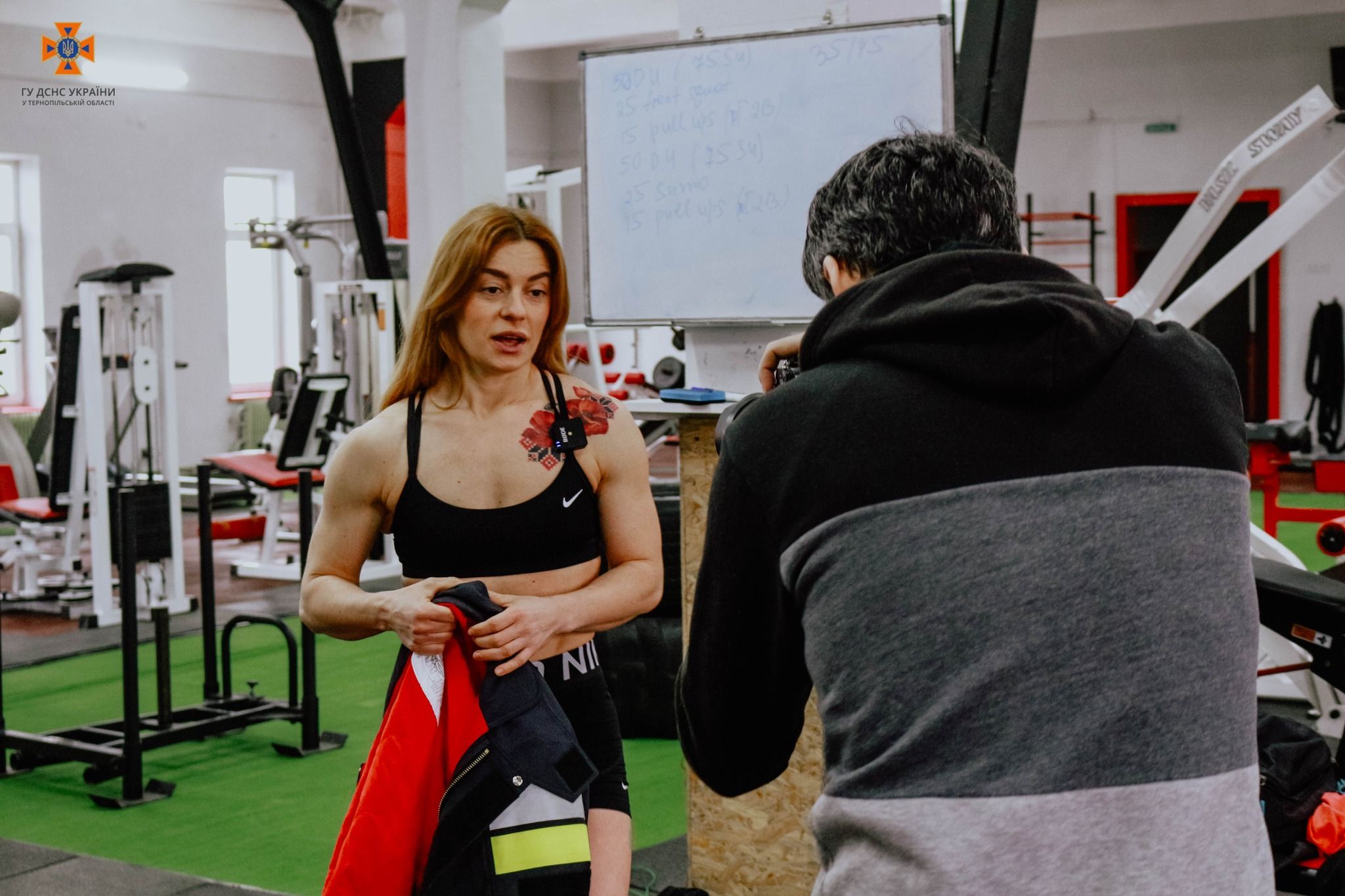 Новини Тернополя - фото з Тернопільська рятувальниця одягнула форму, виконуючи вправи на перекладині