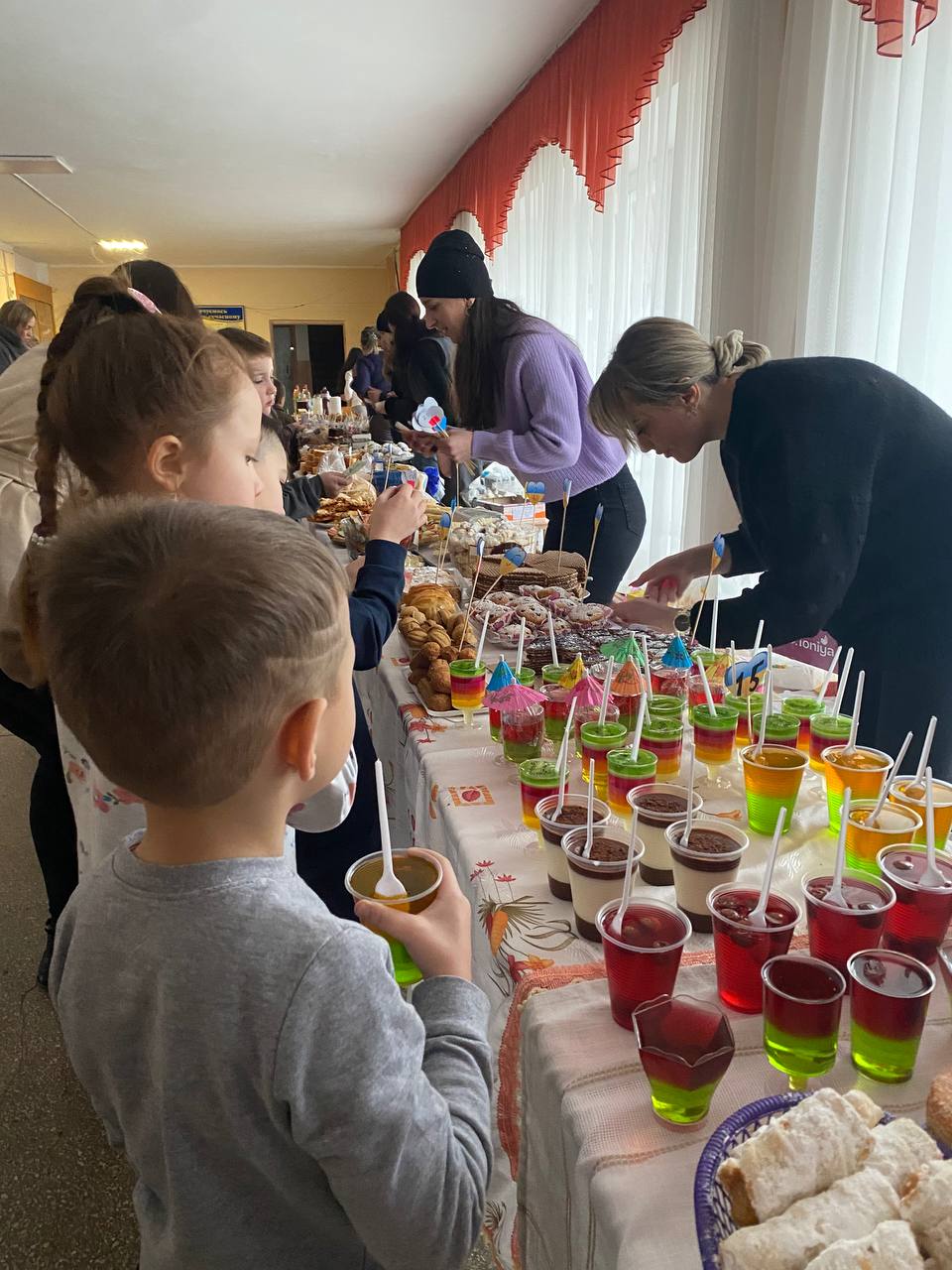 Новини Хмельницького - фото з Волочиські школярі зібрали на ярмарку 219 тисяч для ЗСУ