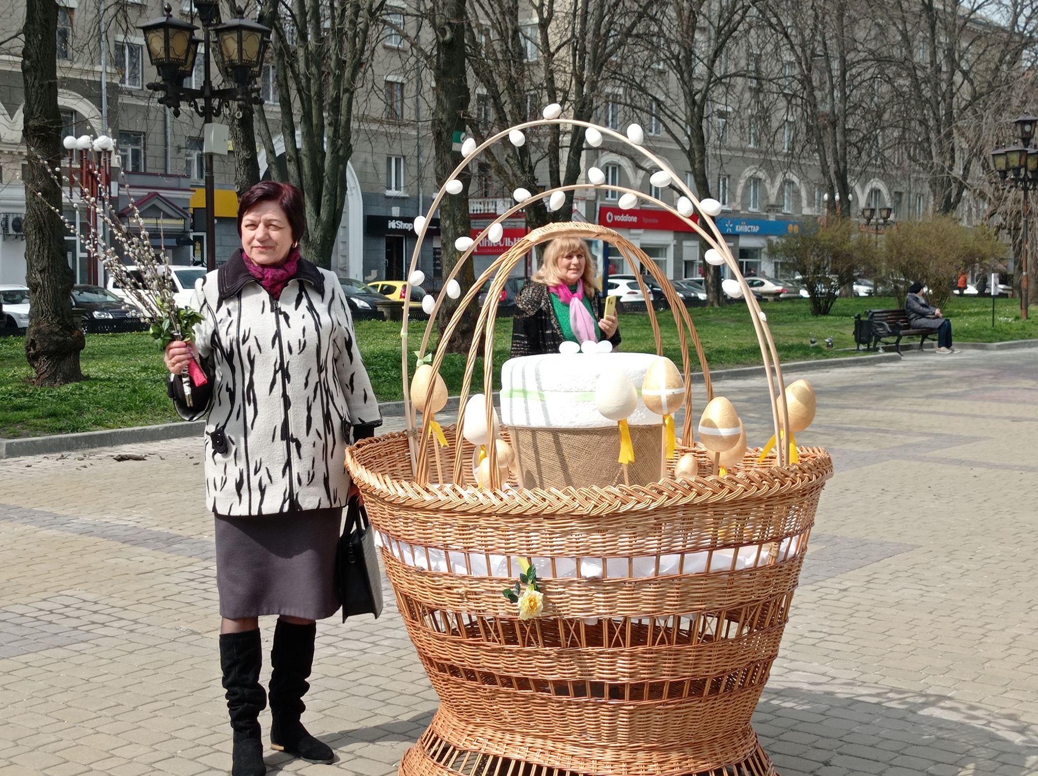 Новини Тернополя - фото з Велетенські писанки та кошики: як прикрасили Тернопіль до Великодня (ФОТОРЕПОРТАЖ)