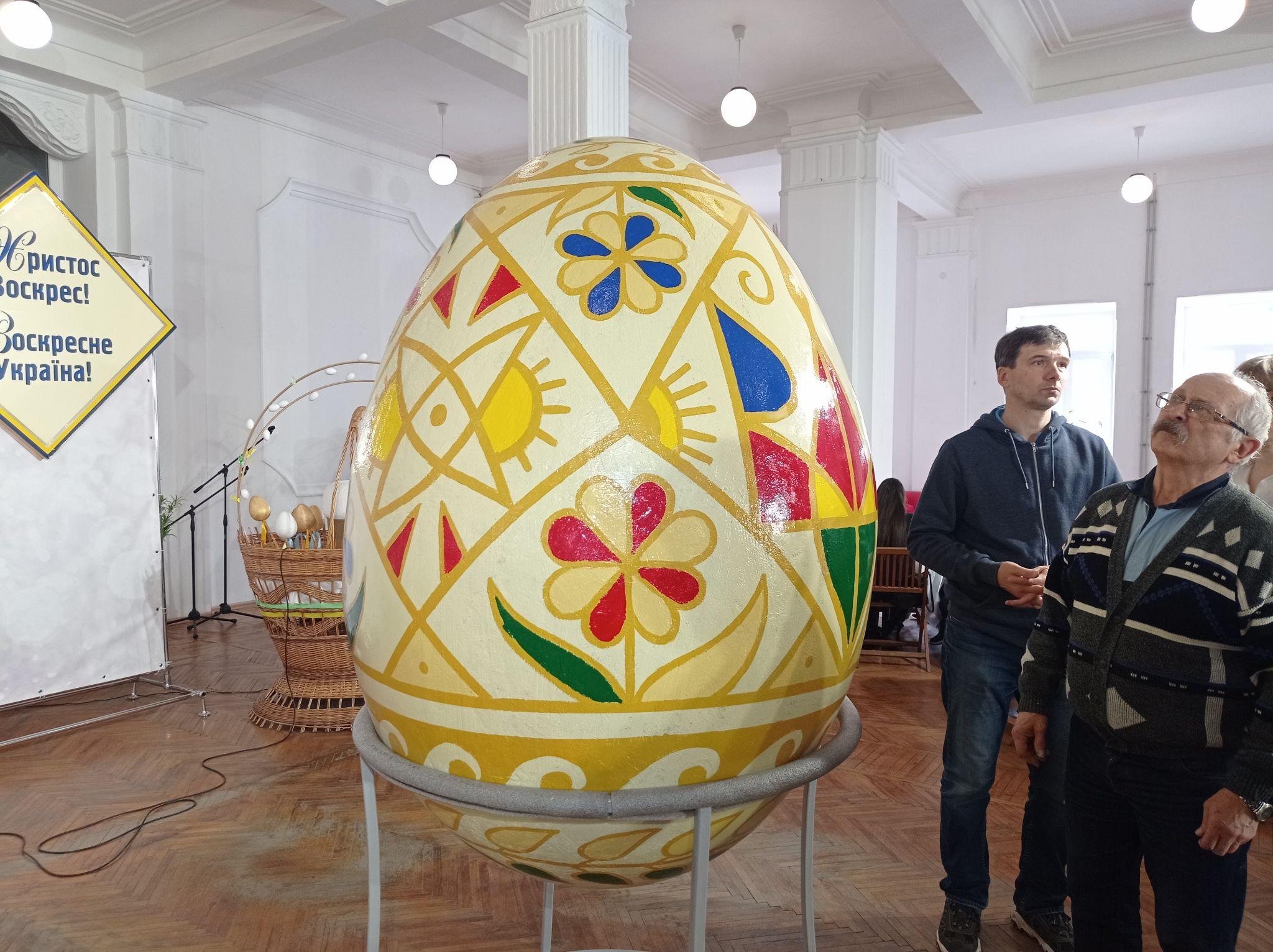 Новини Тернополя - фото з Розмальовують писанки та прикрашають паски: в Українському домі проводять майстер-класи