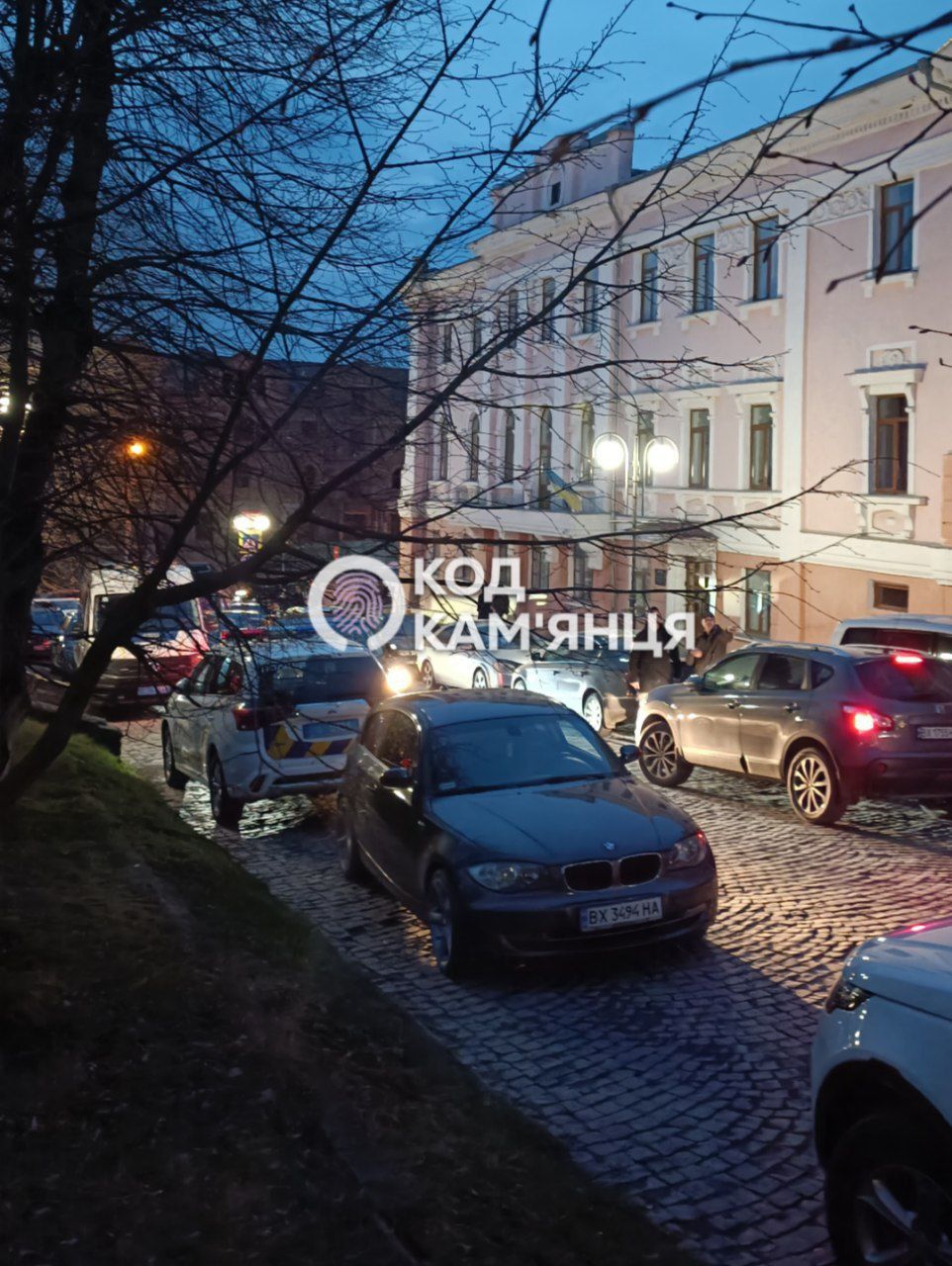 Новини Хмельницького - фото з Перед собором Олександра Невського у Кам’янці другий день тривають протести. Розпочалися сутички (ВІДЕО)