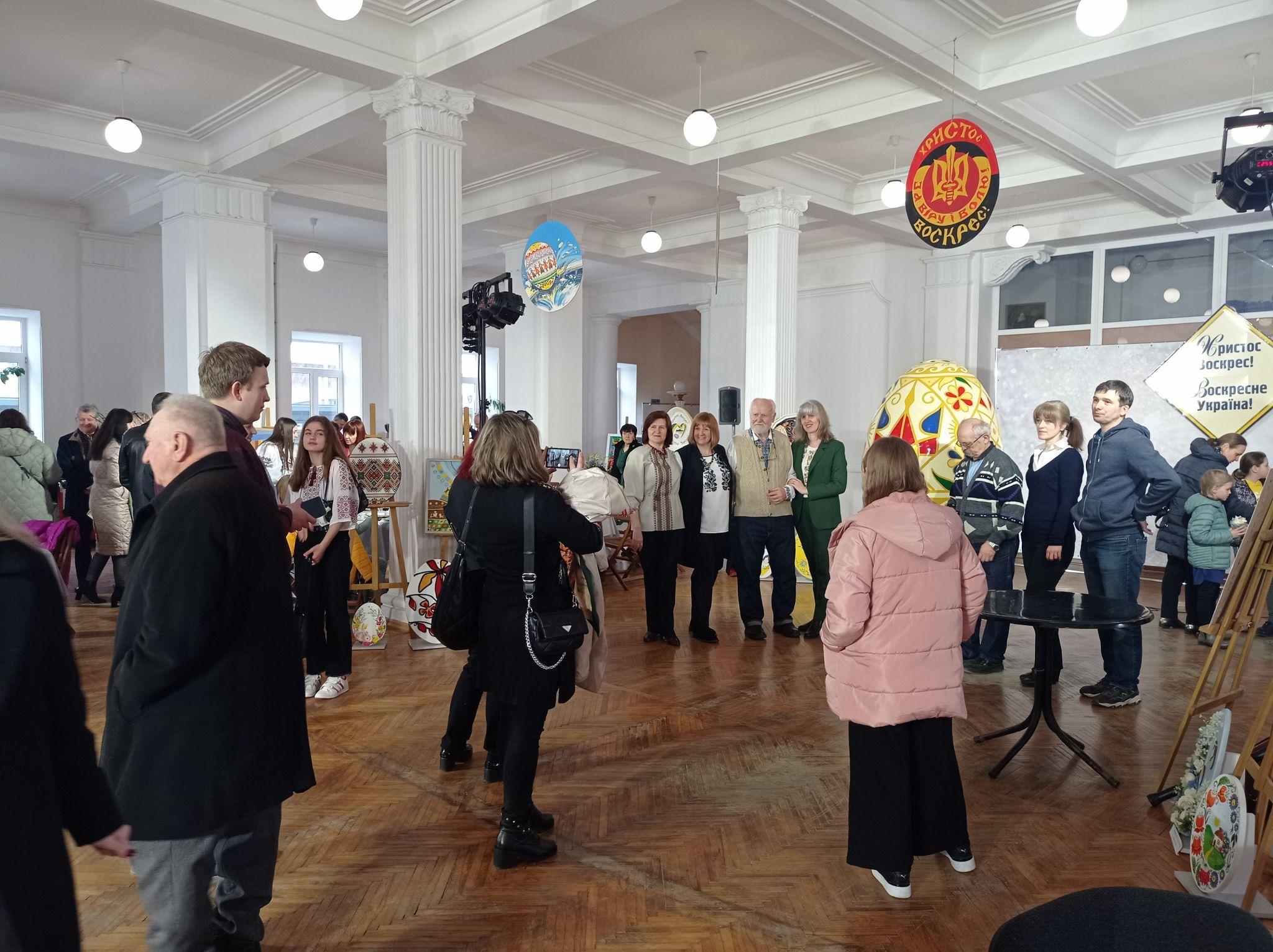 Новини Тернополя - фото з Розмальовують писанки та прикрашають паски: в Українському домі проводять майстер-класи