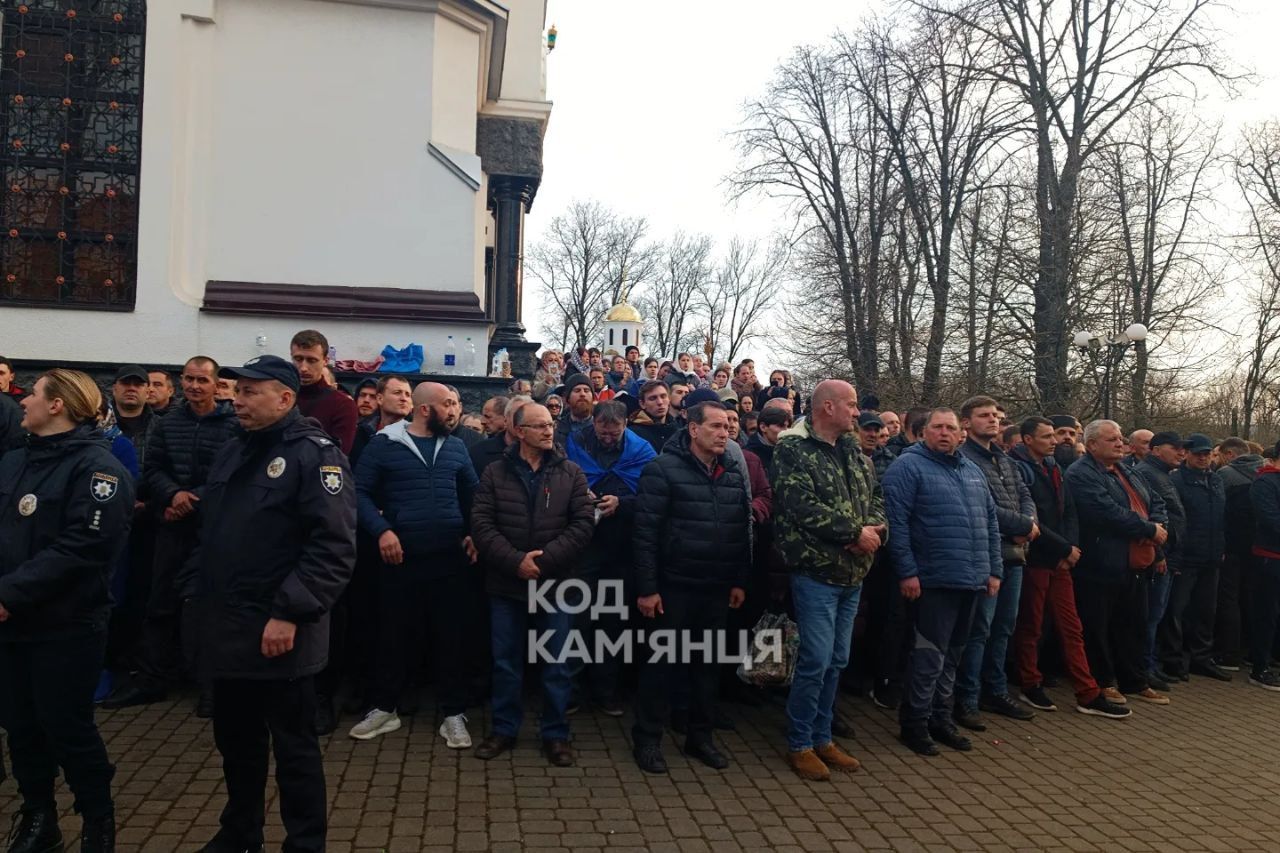 Новини Хмельницького - фото з Перед собором Олександра Невського у Кам’янці другий день тривають протести. Розпочалися сутички (ВІДЕО)