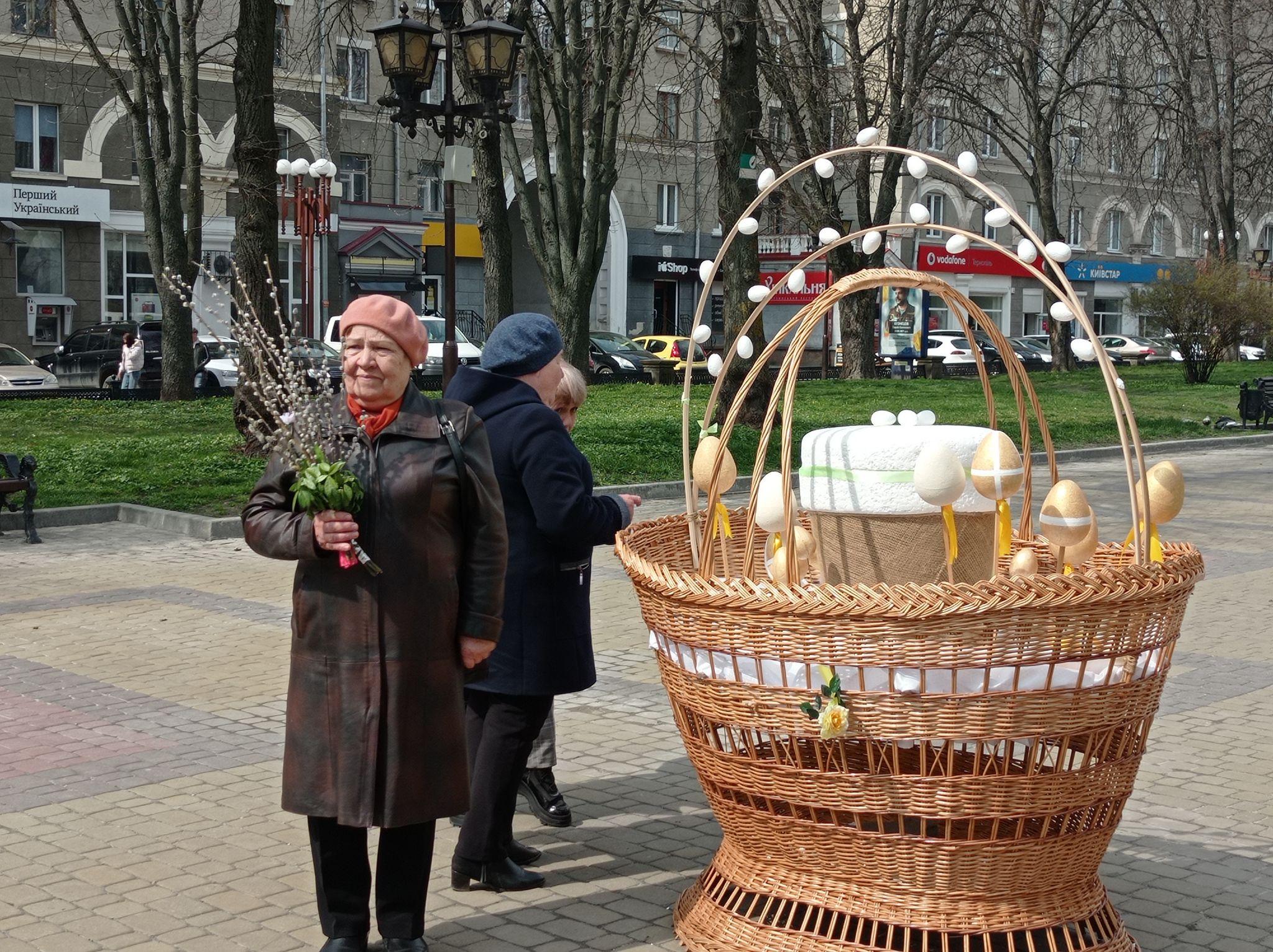 Новини Тернополя - фото з Велетенські писанки та кошики: як прикрасили Тернопіль до Великодня (ФОТОРЕПОРТАЖ)