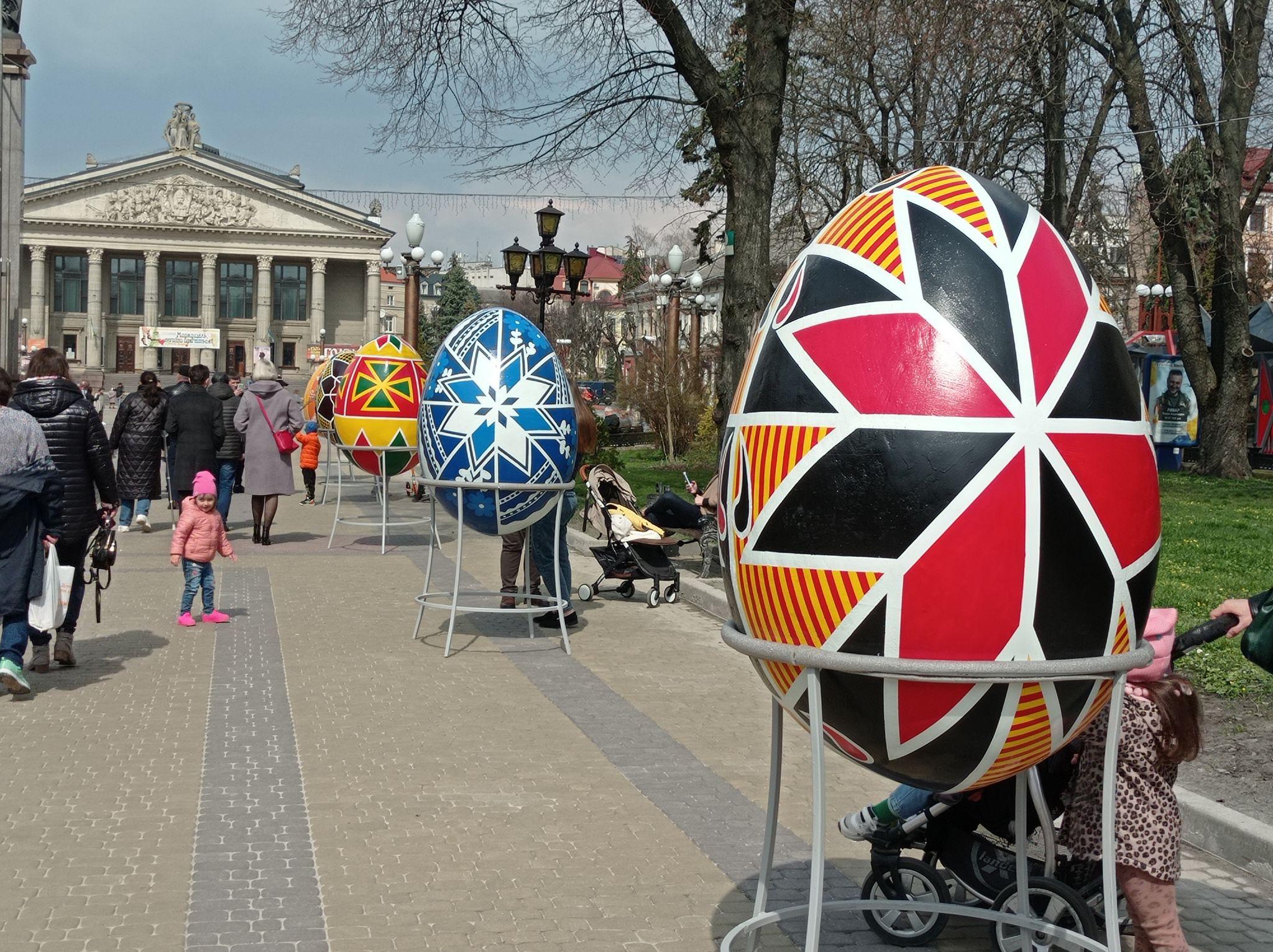 Новини Тернополя - фото з Велетенські писанки та кошики: як прикрасили Тернопіль до Великодня (ФОТОРЕПОРТАЖ)