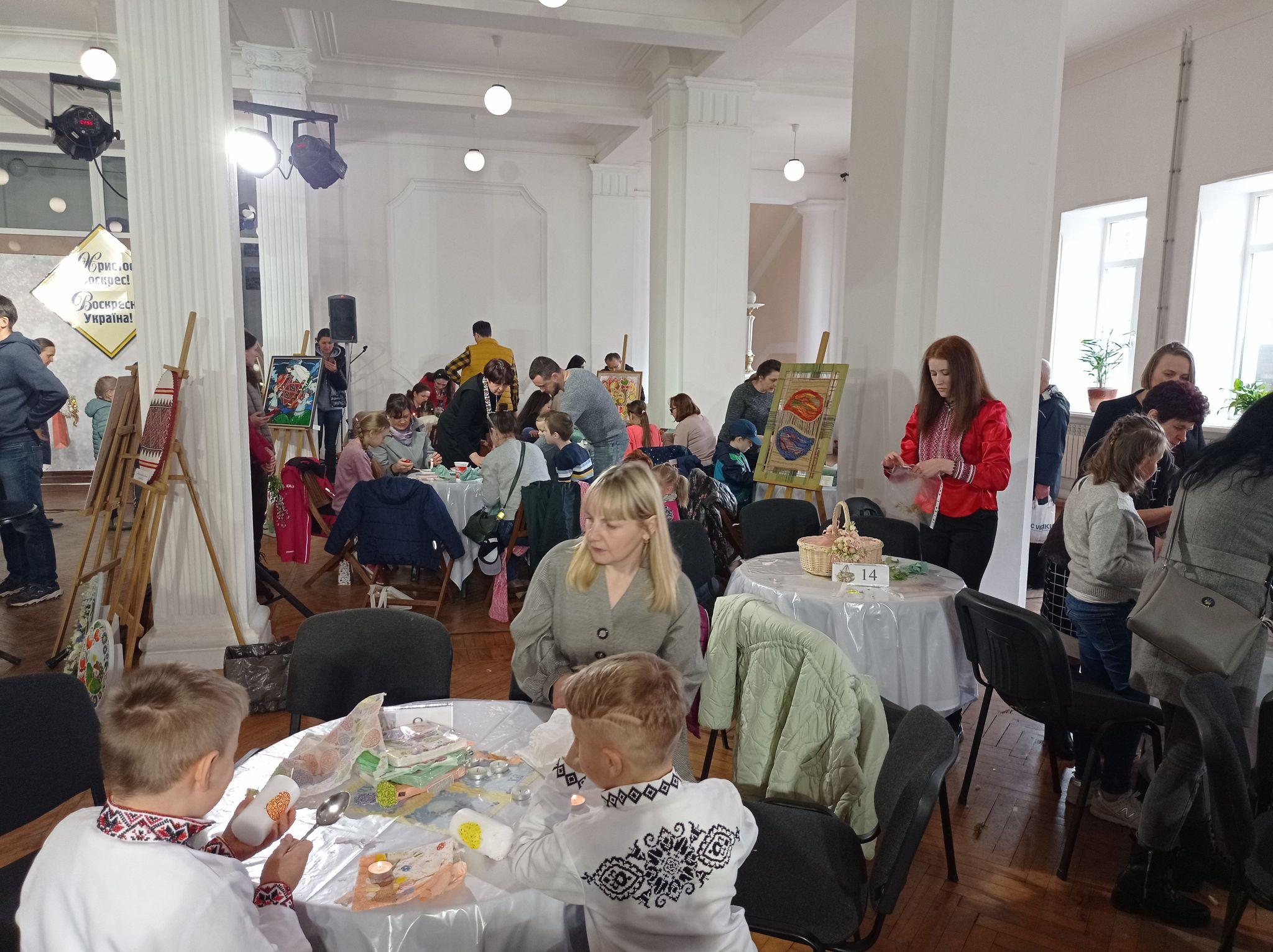 Новини Тернополя - фото з Розмальовують писанки та прикрашають паски: в Українському домі проводять майстер-класи