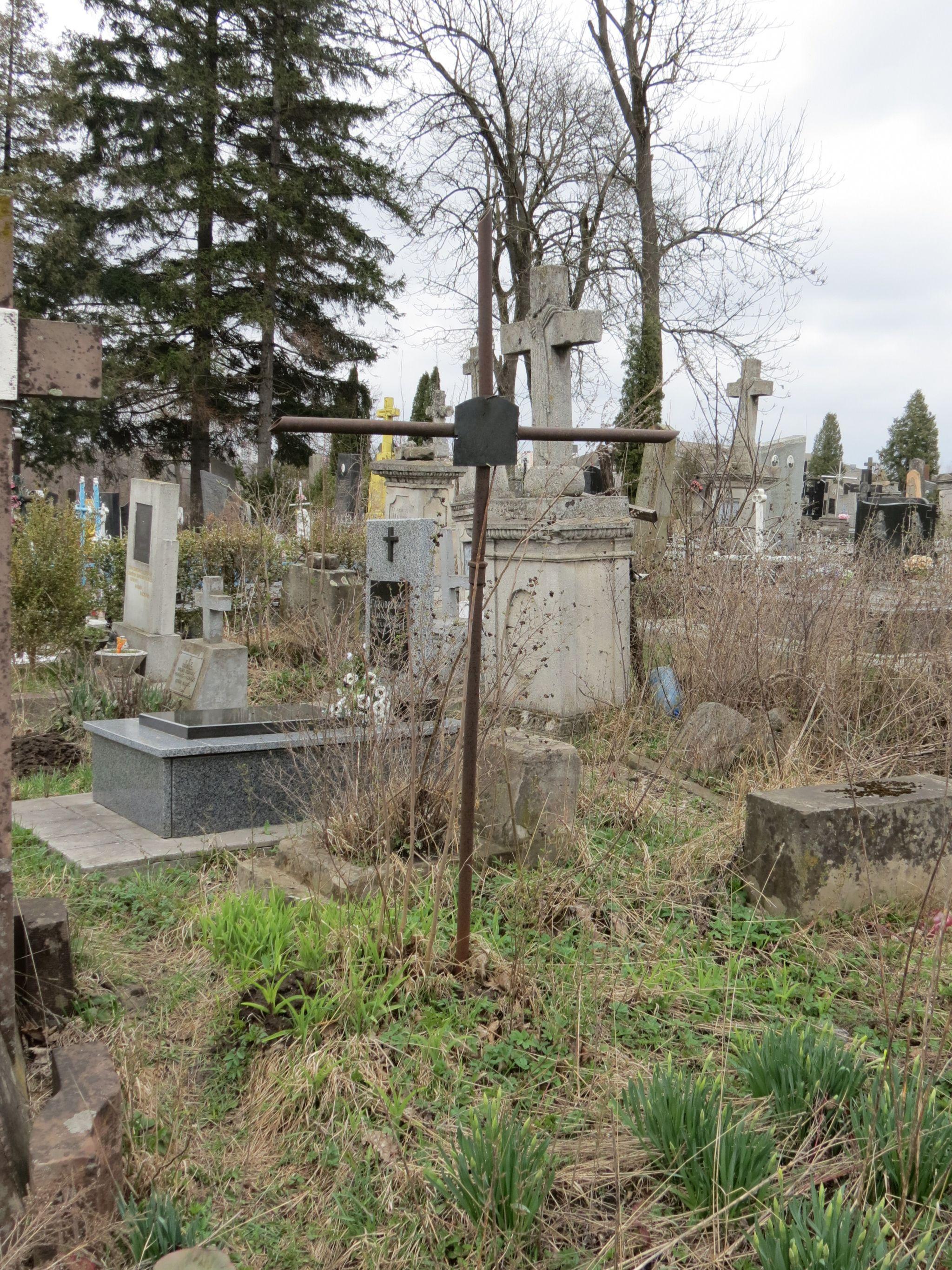 Новини Тернополя - фото з Як виглядають старі та незвичайні поховання на Микулинецькому кладовищі (ФОТОРЕПОРТАЖ)