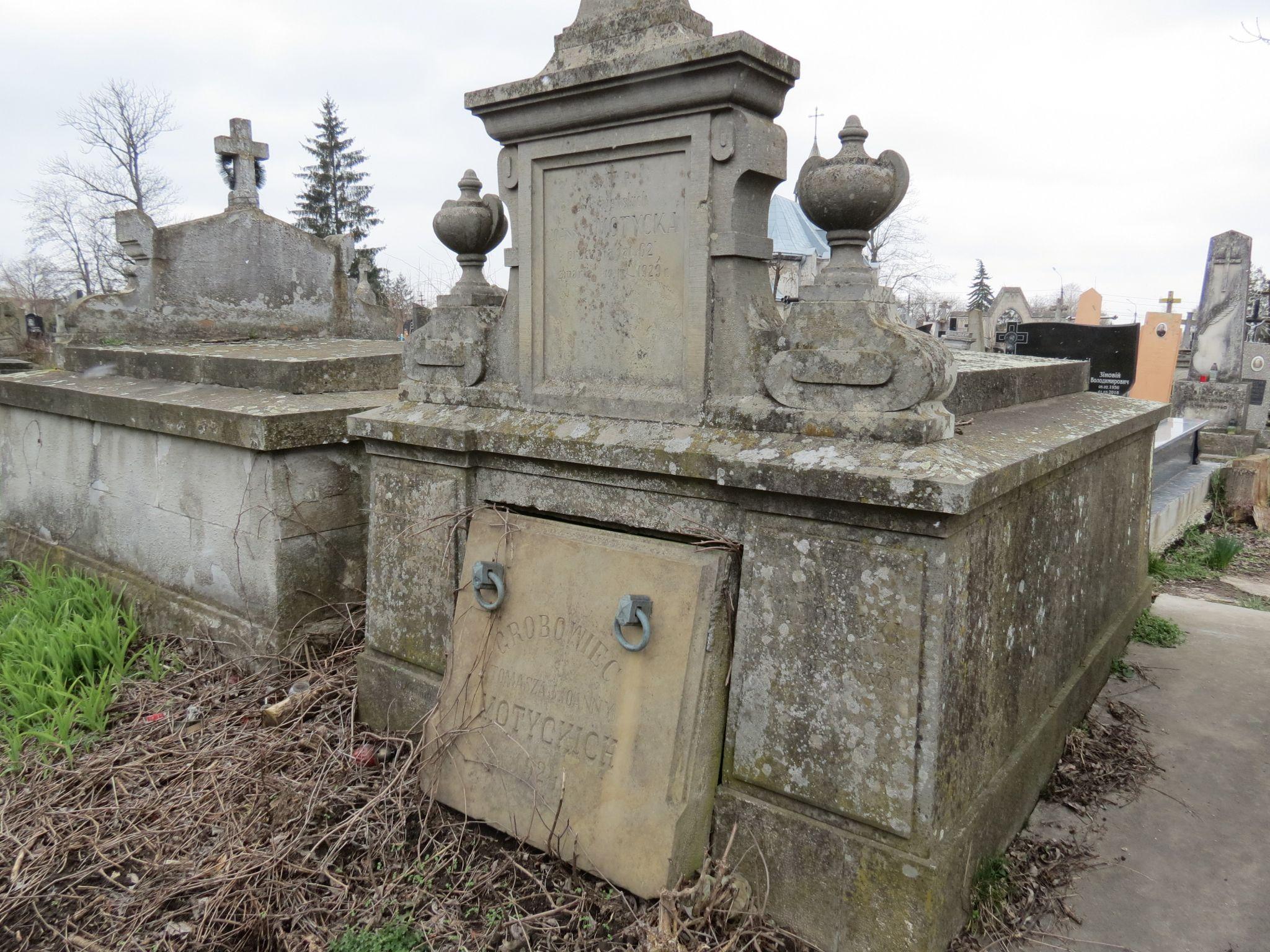 Новини Тернополя - фото з Як виглядають старі та незвичайні поховання на Микулинецькому кладовищі (ФОТОРЕПОРТАЖ)