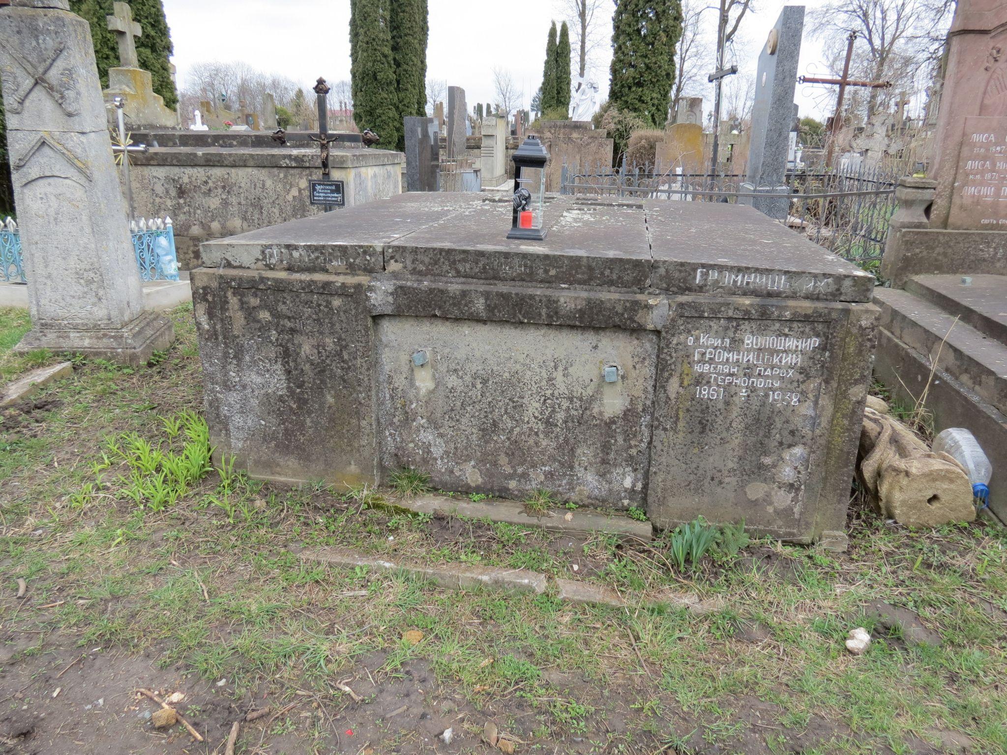 Новини Тернополя - фото з Як виглядають старі та незвичайні поховання на Микулинецькому кладовищі (ФОТОРЕПОРТАЖ)