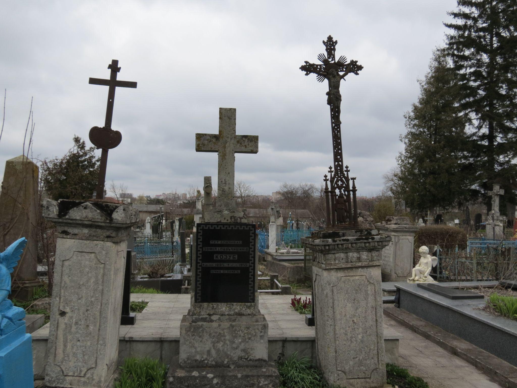 Новини Тернополя - фото з Як виглядають старі та незвичайні поховання на Микулинецькому кладовищі (ФОТОРЕПОРТАЖ)