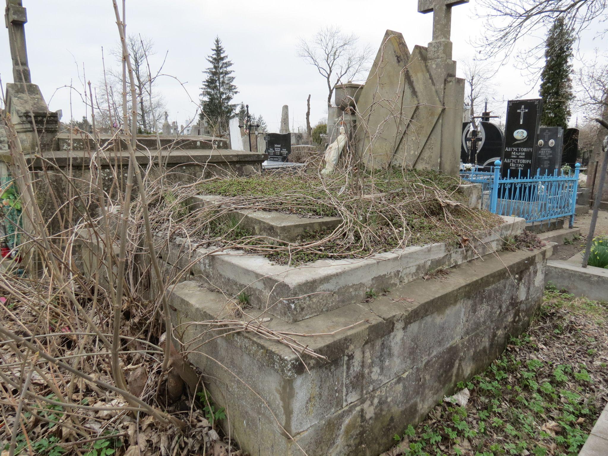 Новини Тернополя - фото з Як виглядають старі та незвичайні поховання на Микулинецькому кладовищі (ФОТОРЕПОРТАЖ)