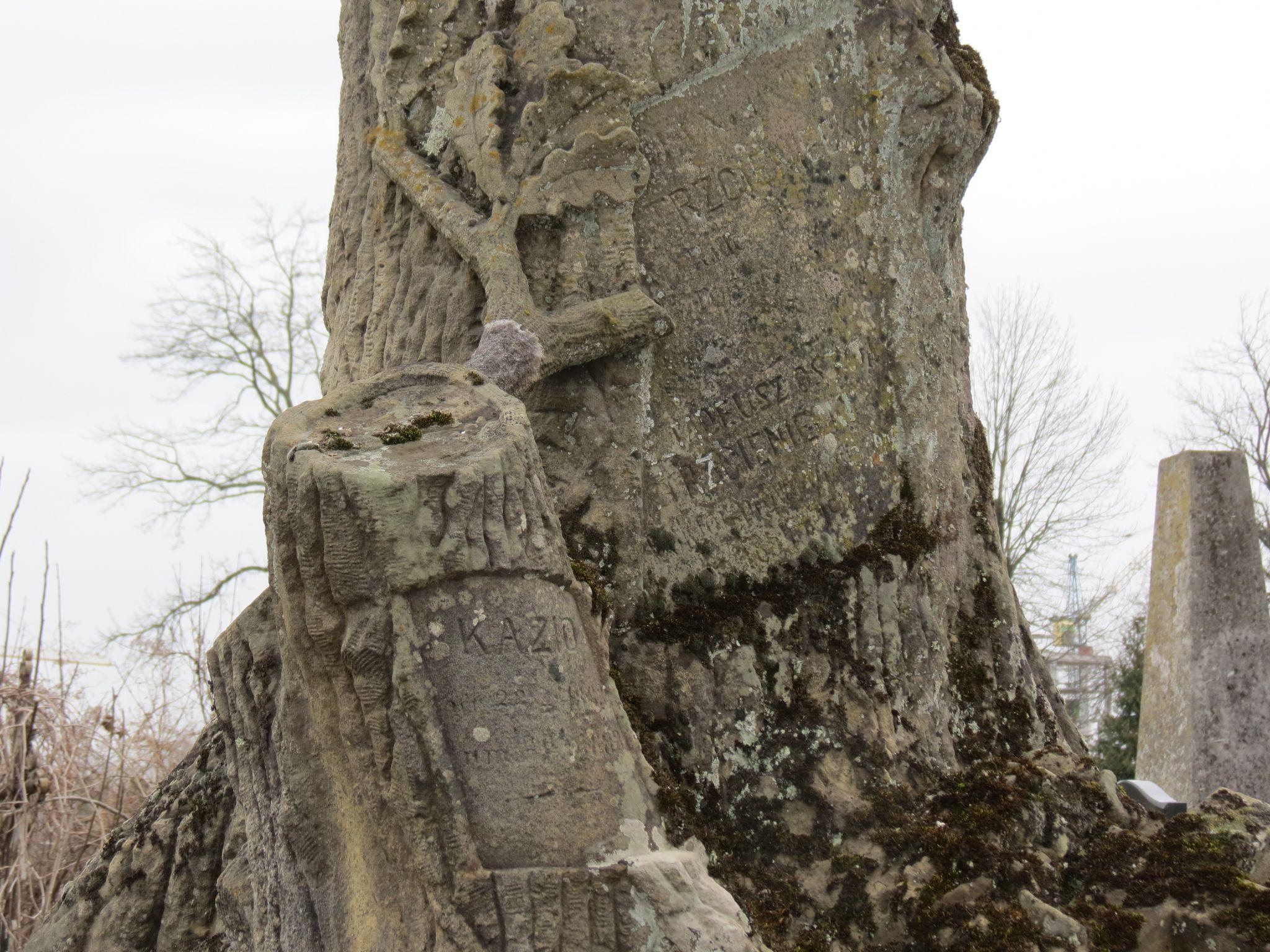 Новини Тернополя - фото з Як виглядають старі та незвичайні поховання на Микулинецькому кладовищі (ФОТОРЕПОРТАЖ)