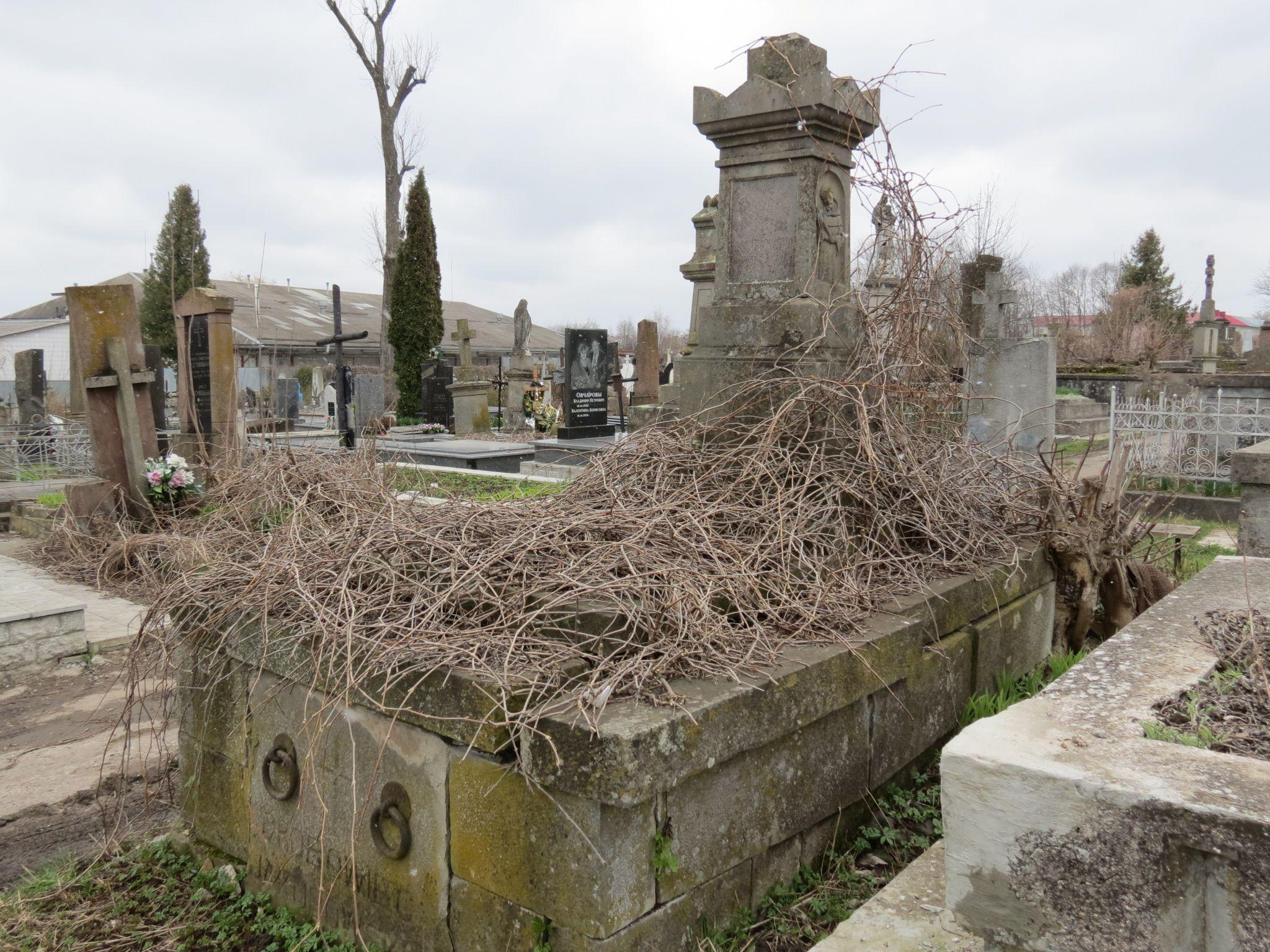 Новини Тернополя - фото з Як виглядають старі та незвичайні поховання на Микулинецькому кладовищі (ФОТОРЕПОРТАЖ)
