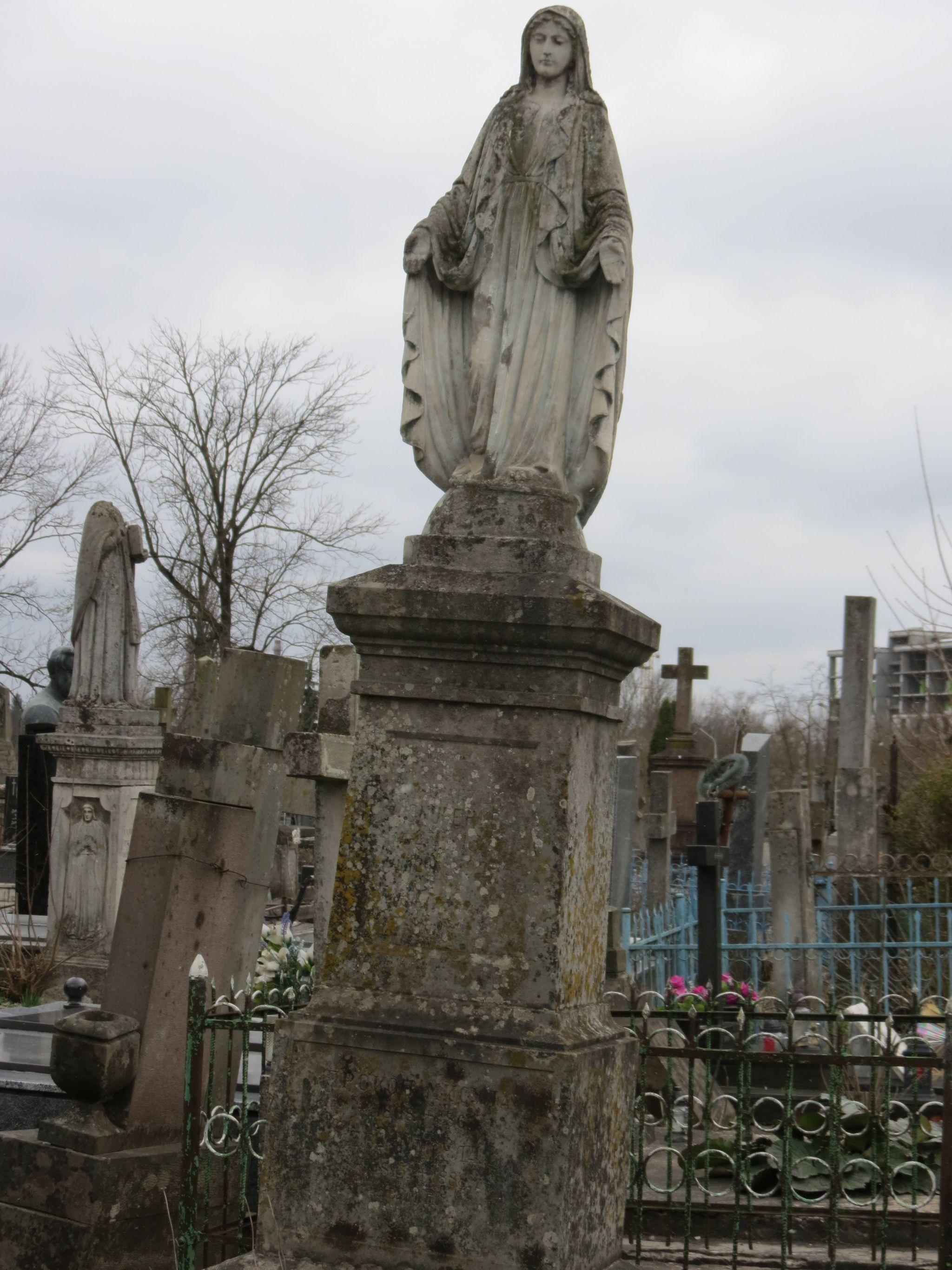 Новини Тернополя - фото з Як виглядають старі та незвичайні поховання на Микулинецькому кладовищі (ФОТОРЕПОРТАЖ)