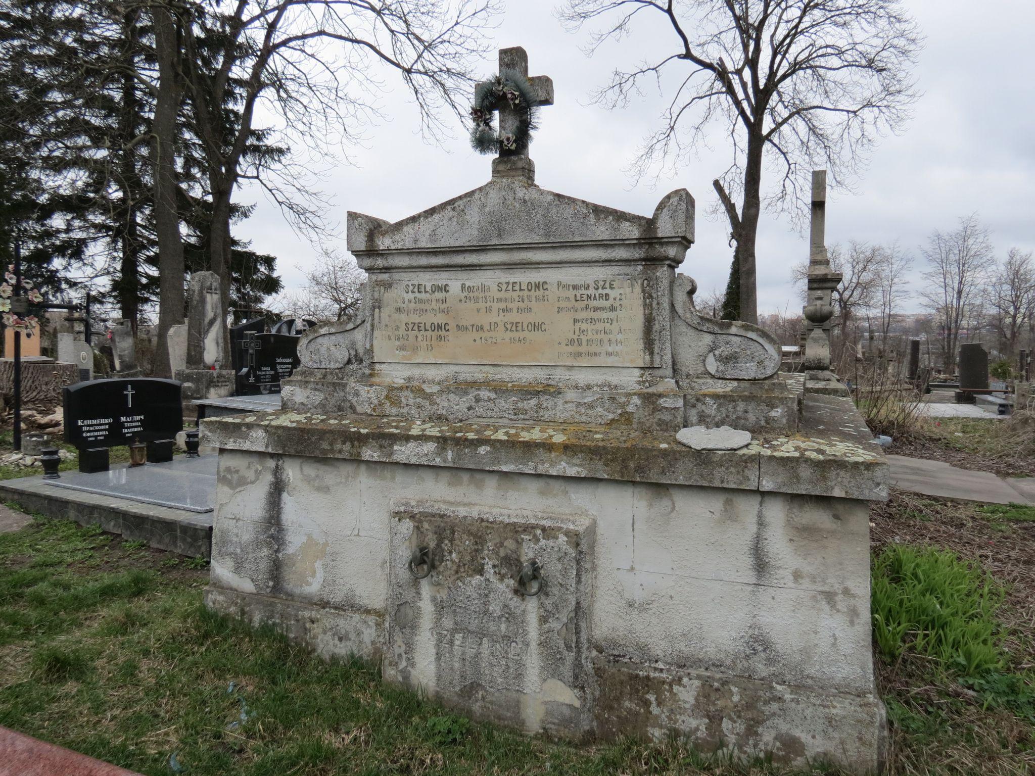 Новини Тернополя - фото з Як виглядають старі та незвичайні поховання на Микулинецькому кладовищі (ФОТОРЕПОРТАЖ)