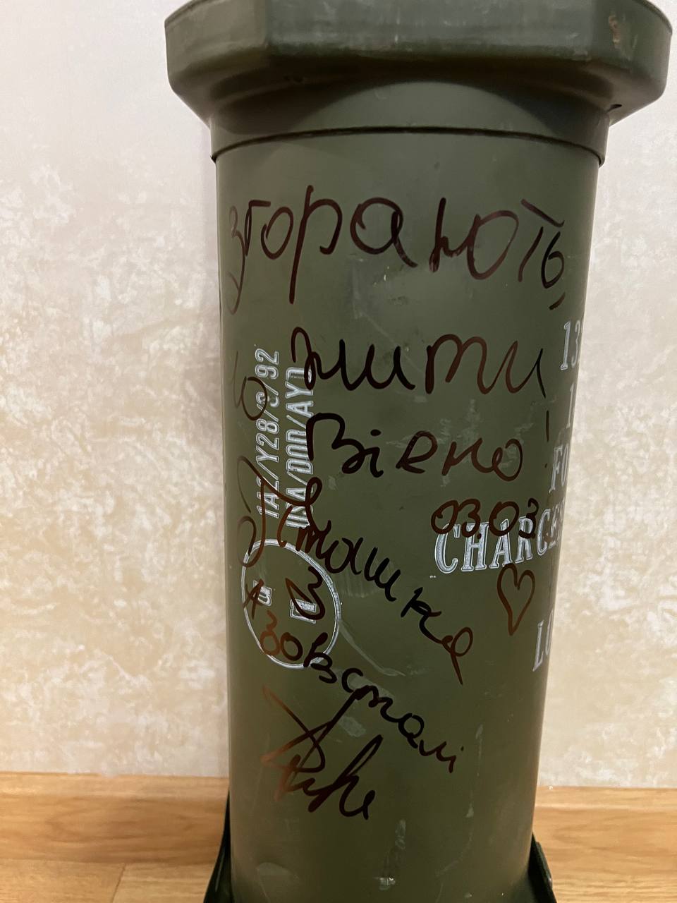 Новини Тернополя - фото з Журналістка з Тернополя збирає на авто для тата, який на фронті. Взамін дарує тубус з автографами