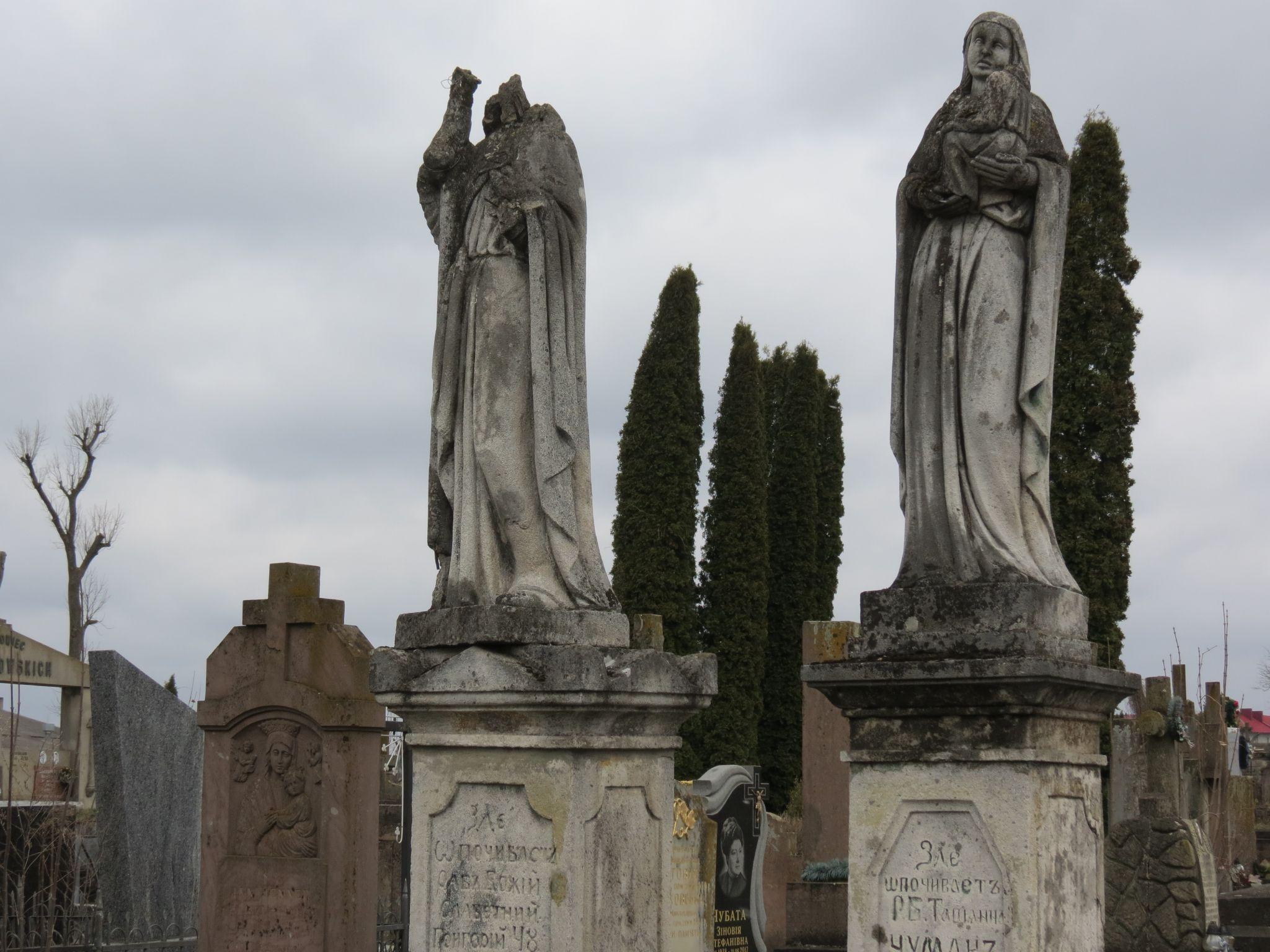 Новини Тернополя - фото з Як виглядають старі та незвичайні поховання на Микулинецькому кладовищі (ФОТОРЕПОРТАЖ)