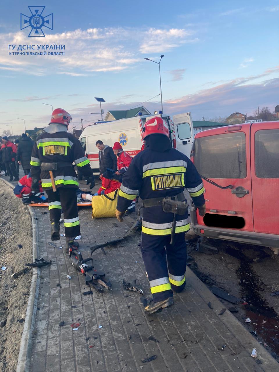 Новини Тернополя - фото з Аварія на Тернопільщині: людей з потрощених автівок діставали рятувальники