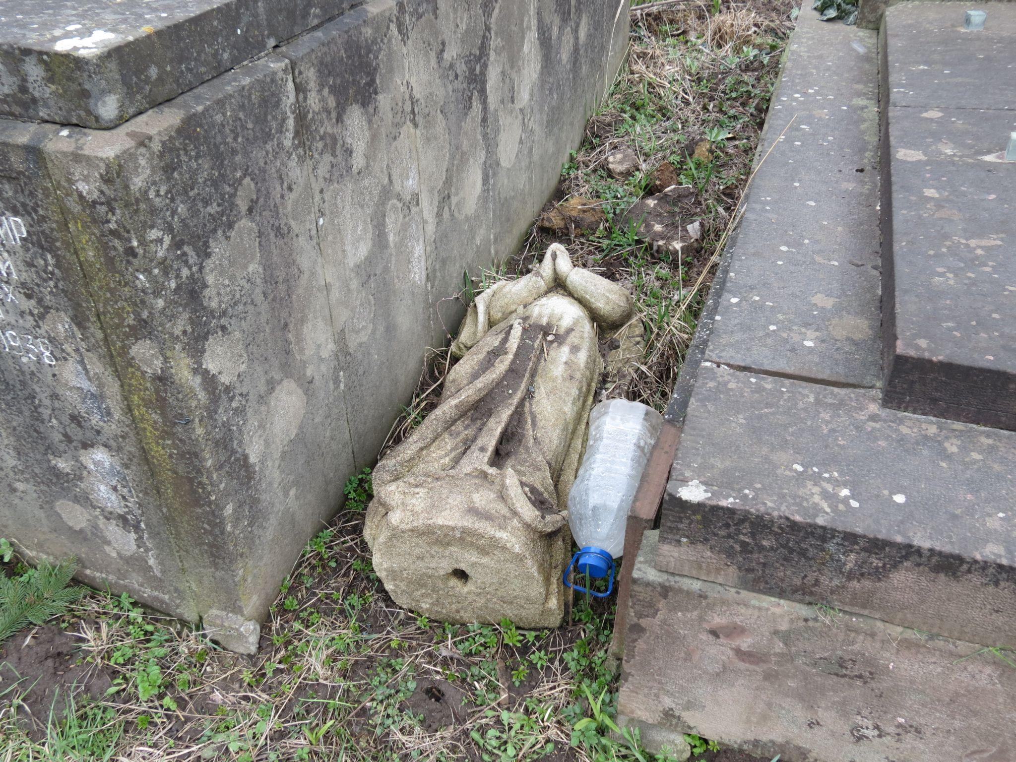 Новини Тернополя - фото з Як виглядають старі та незвичайні поховання на Микулинецькому кладовищі (ФОТОРЕПОРТАЖ)