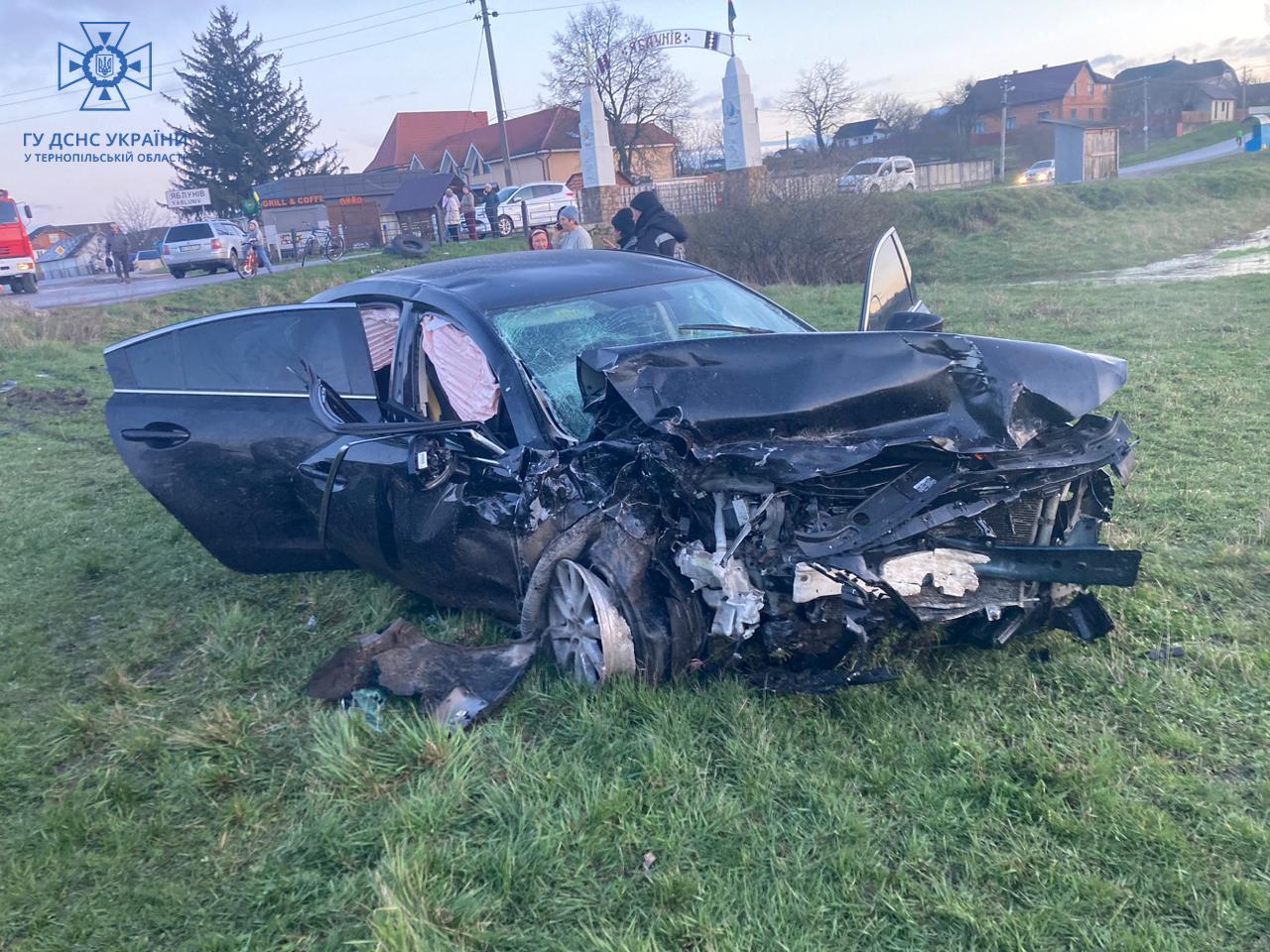 Новини Тернополя - фото з Аварія на Тернопільщині: людей з потрощених автівок діставали рятувальники