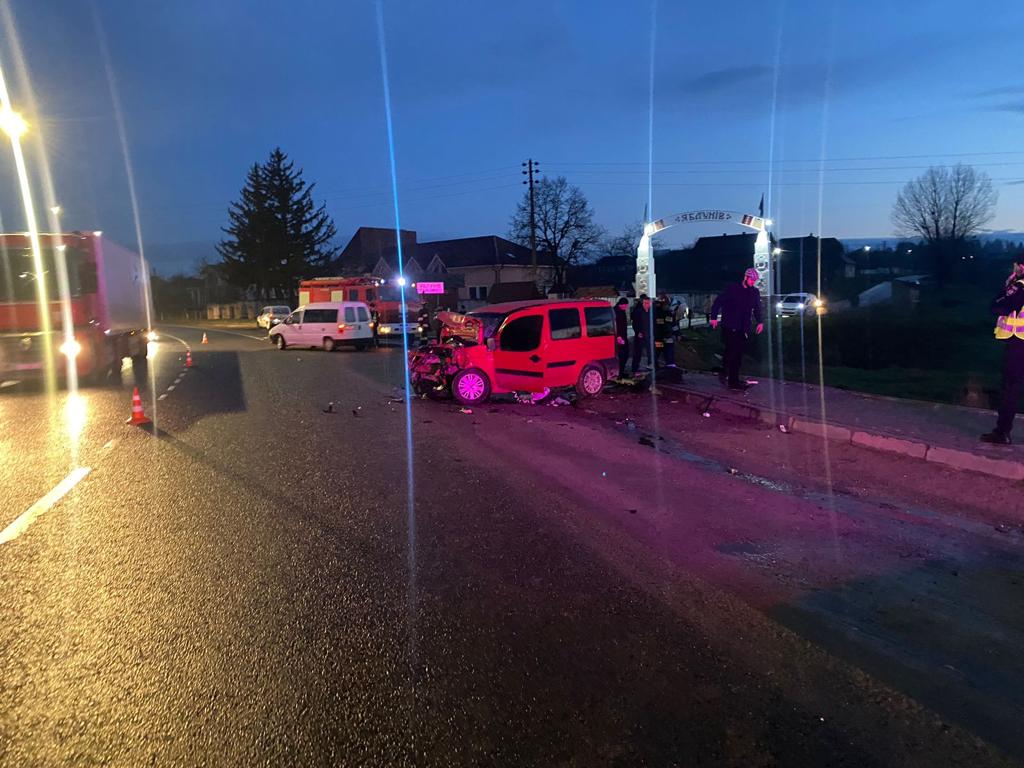 Новини Тернополя - фото з Аварія на Тернопільщині: людей з потрощених автівок діставали рятувальники