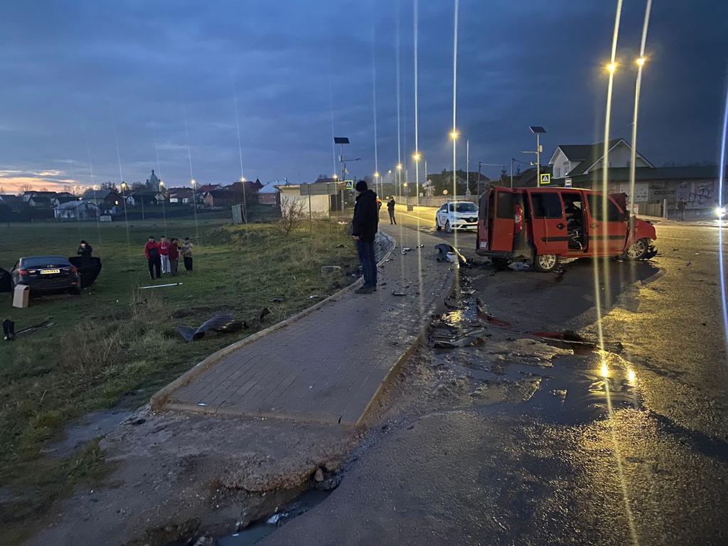 Новини Тернополя - фото з Аварія на Тернопільщині: людей з потрощених автівок діставали рятувальники