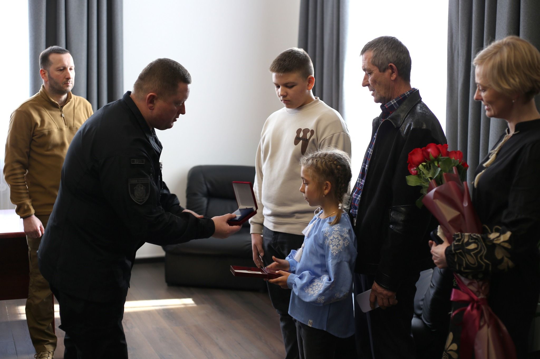 Новини Хмельницького - фото з Родині загиблого поліцейського з Хмельниччини вручили його ордени
