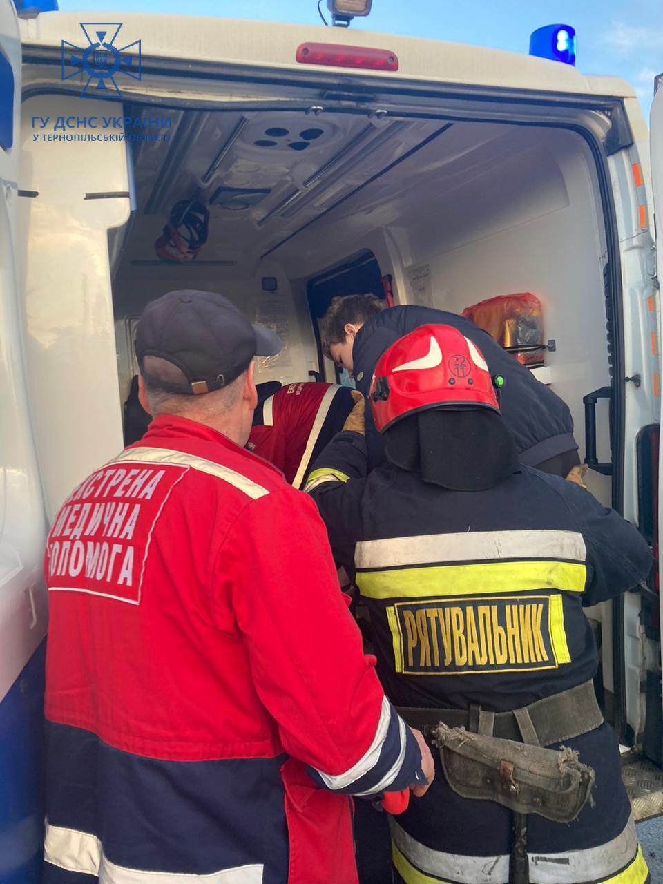 Новини Тернополя - фото з Аварія на Тернопільщині: людей з потрощених автівок діставали рятувальники