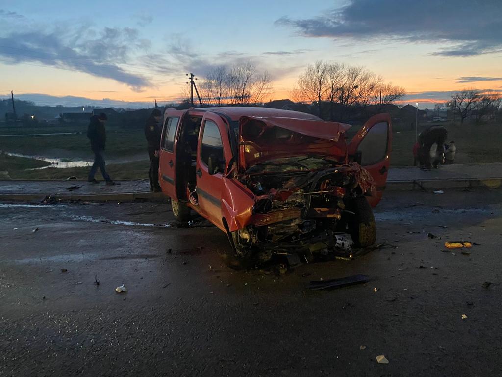 Новини Тернополя - фото з Аварія на Тернопільщині: людей з потрощених автівок діставали рятувальники