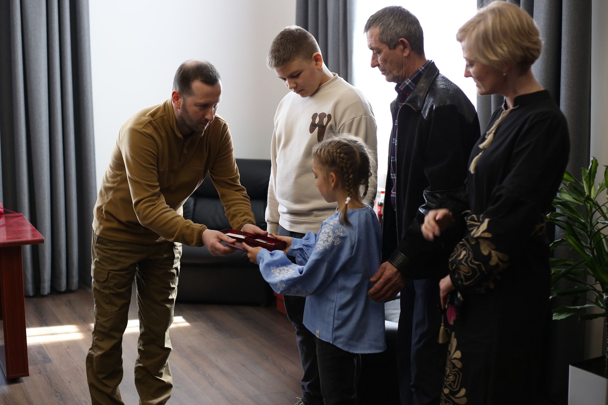 Новини Хмельницького - фото з Родині загиблого поліцейського з Хмельниччини вручили його ордени