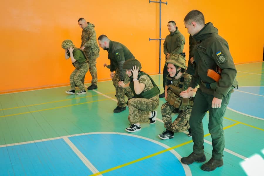 Новини Вінниці - фото з Студентки Педагогічного коледжу на день стали військовими. Чому їх навчали?