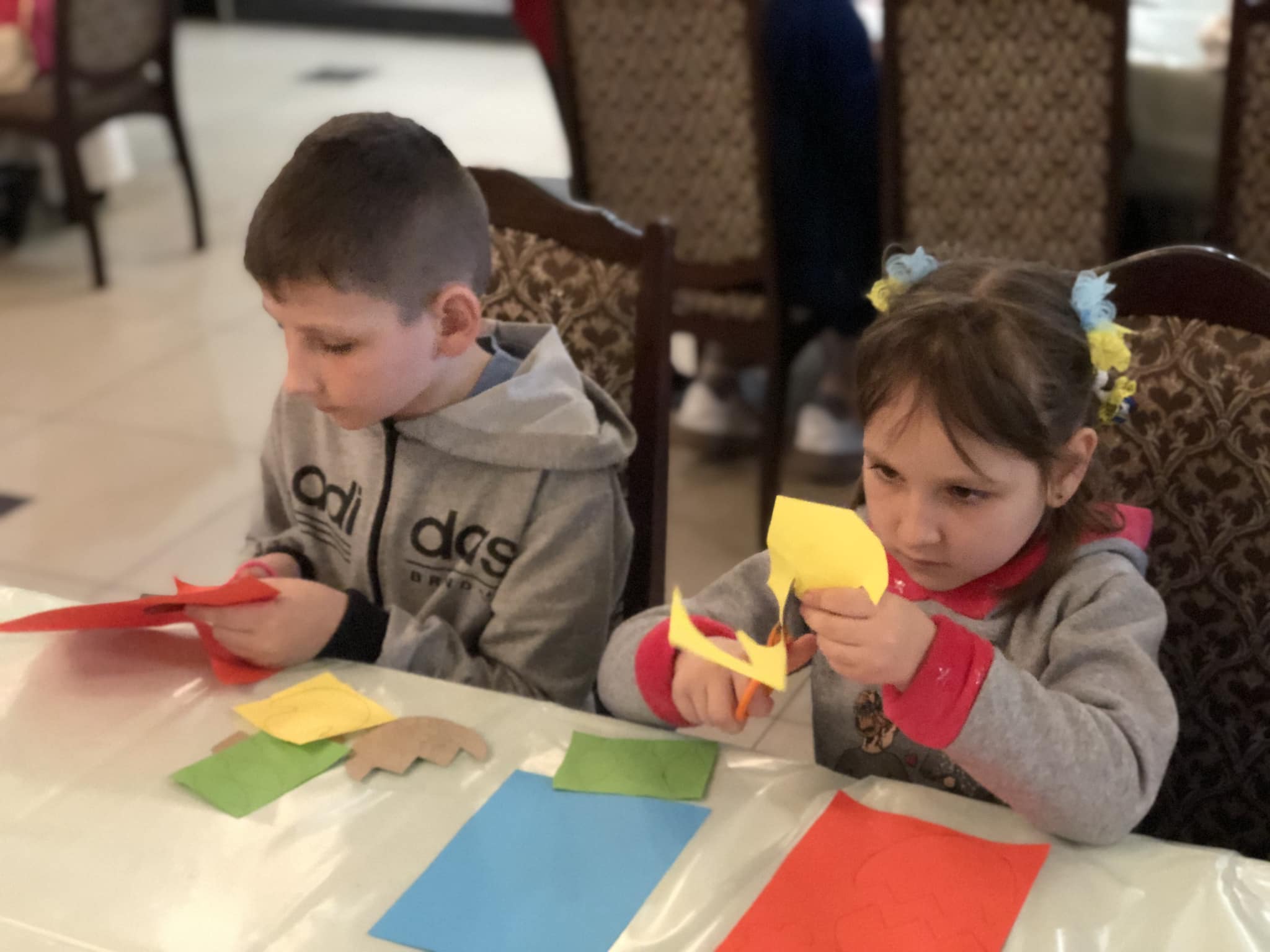 Новини Тернополя - фото з У Тернополі діти виготовляли Великодні обереги для захисників на передову