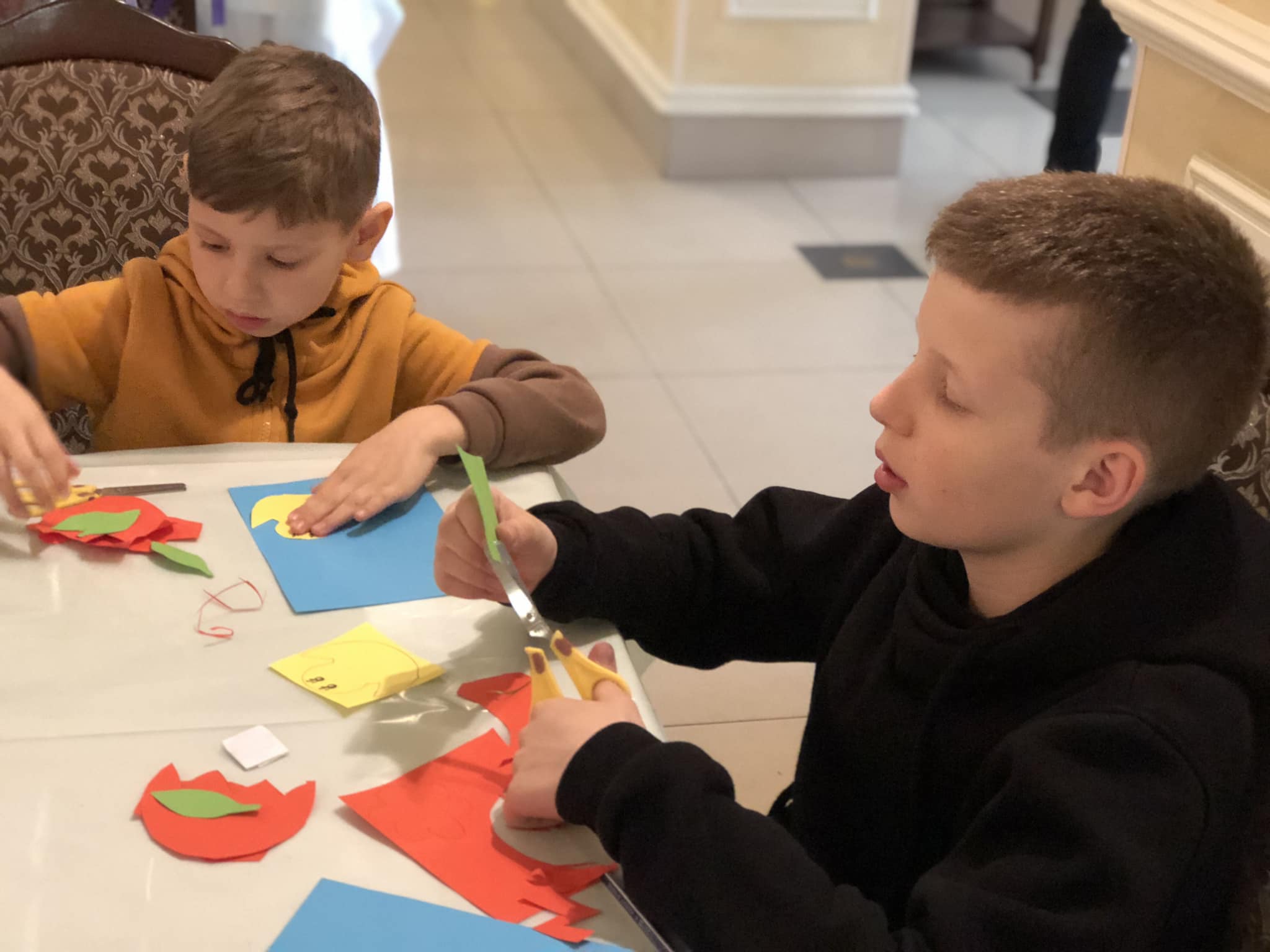 Новини Тернополя - фото з У Тернополі діти виготовляли Великодні обереги для захисників на передову