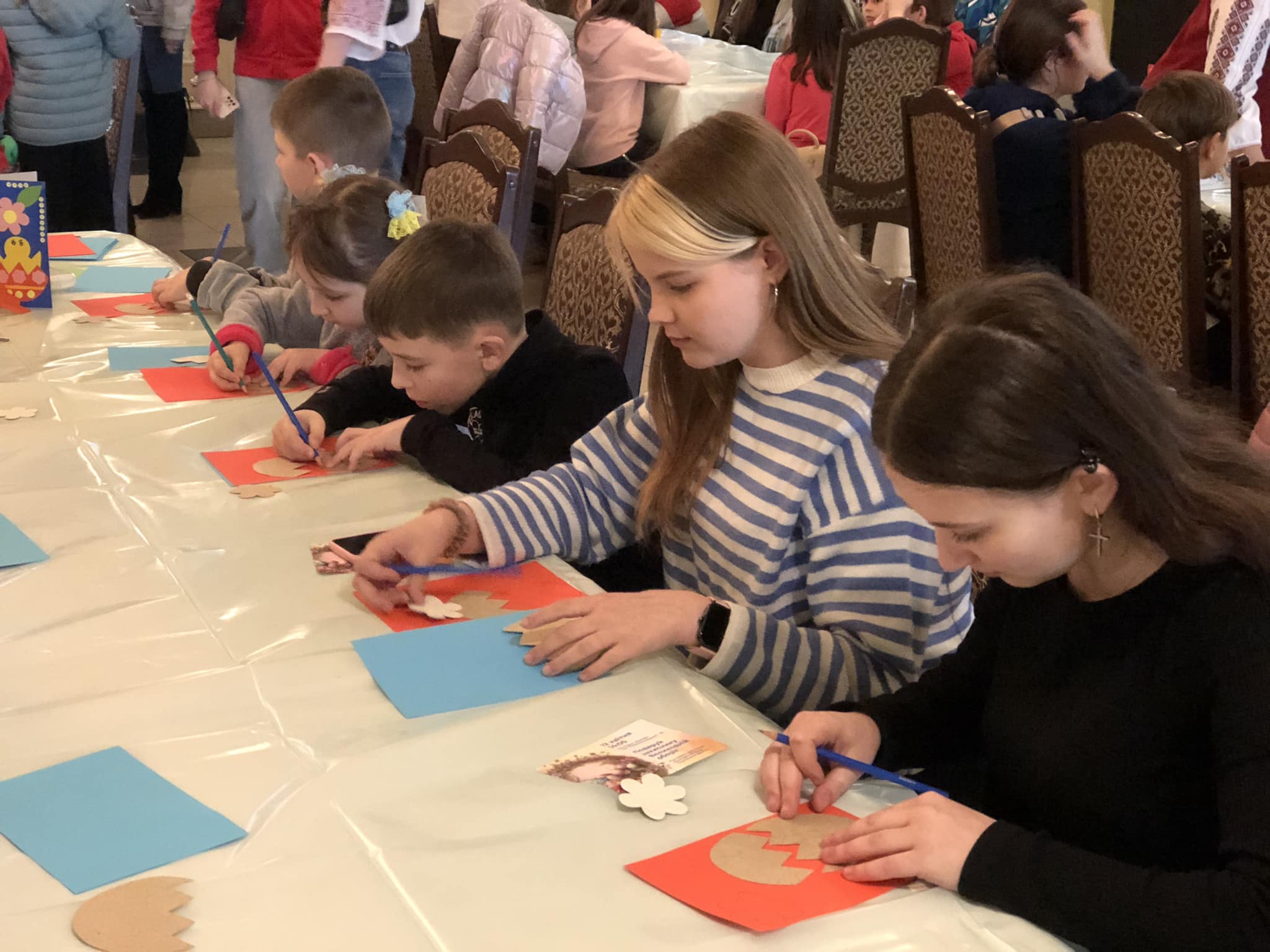 Новини Тернополя - фото з У Тернополі діти виготовляли Великодні обереги для захисників на передову