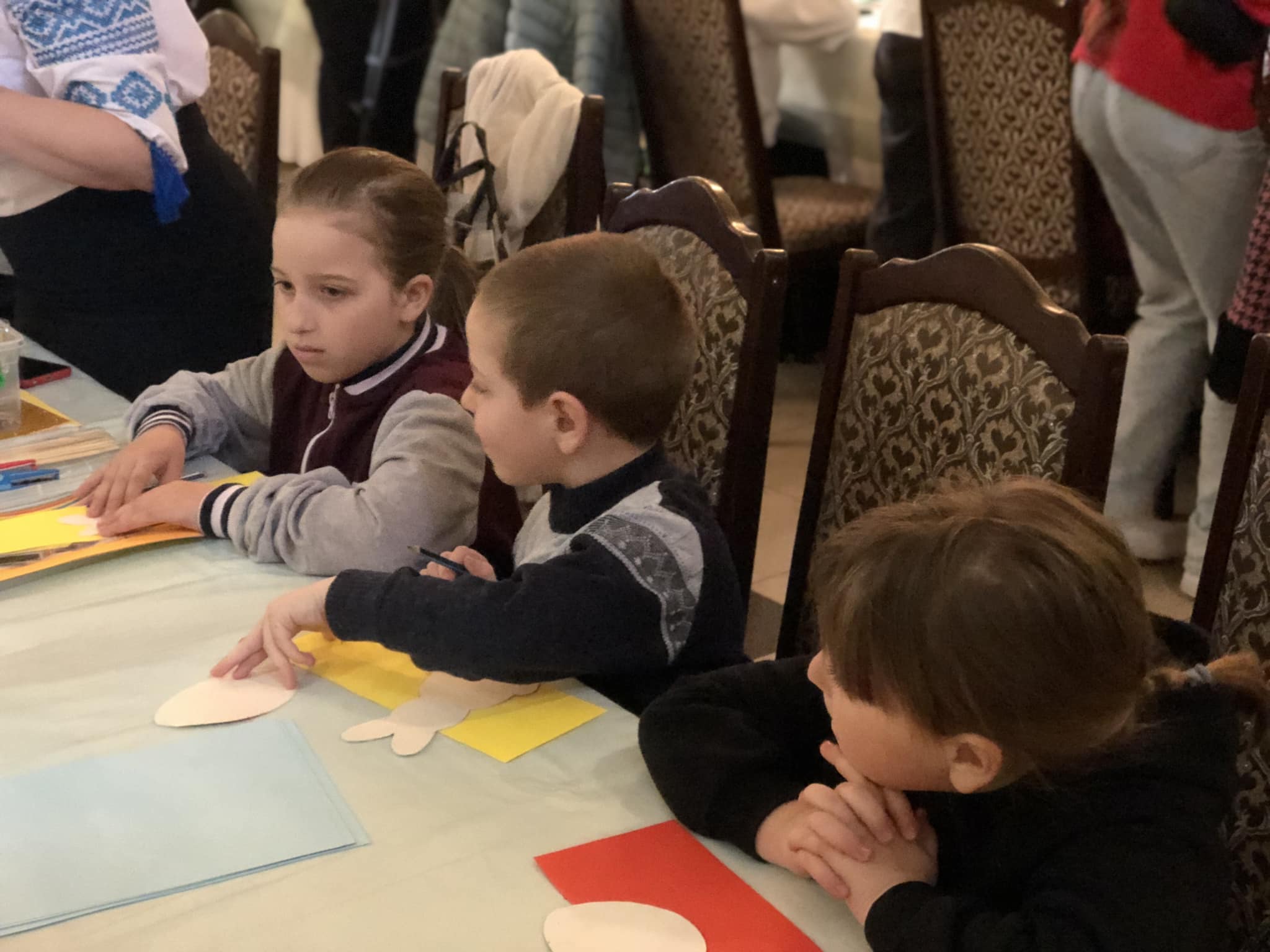 Новини Тернополя - фото з У Тернополі діти виготовляли Великодні обереги для захисників на передову