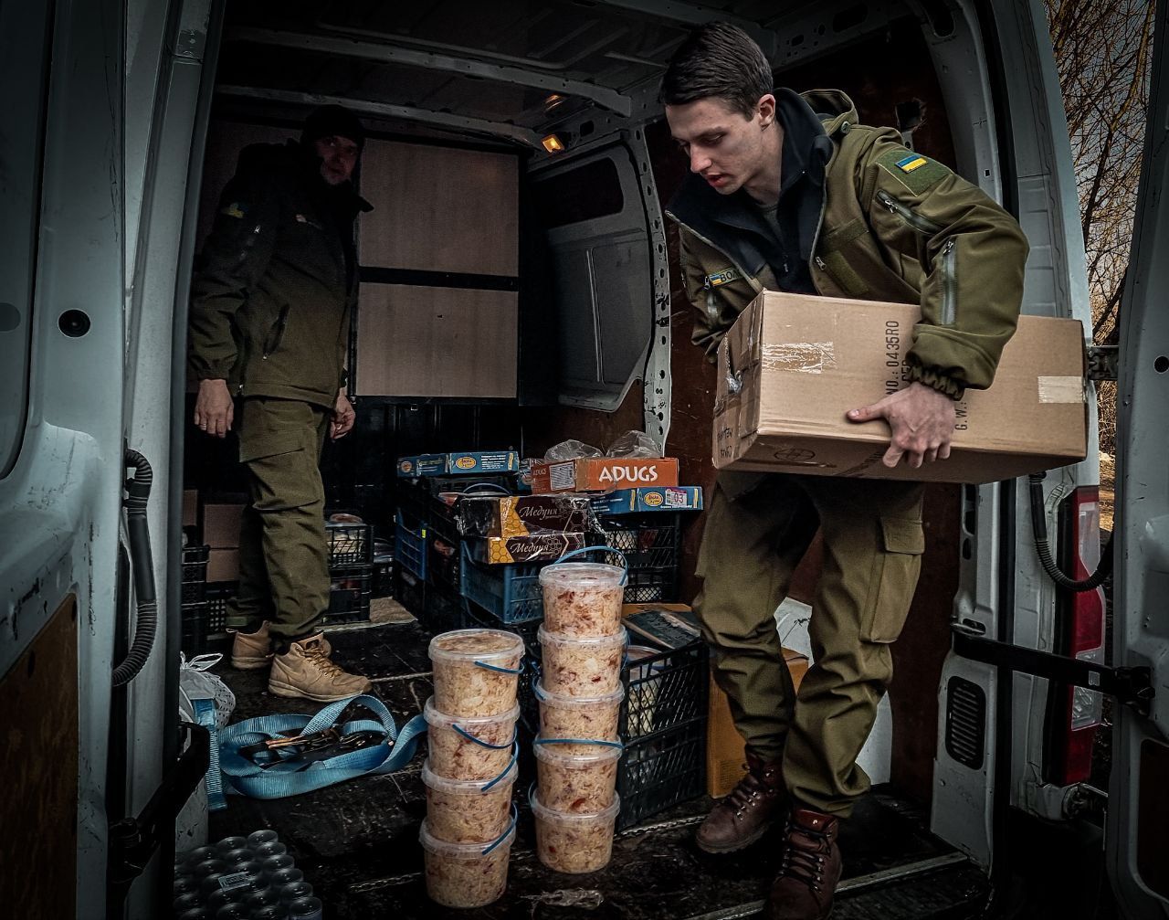 Новини Тернополя - фото з У 20 років об’їздив усю лінію фронту. Художник з Кременця розповів про свою волонтерську місію
