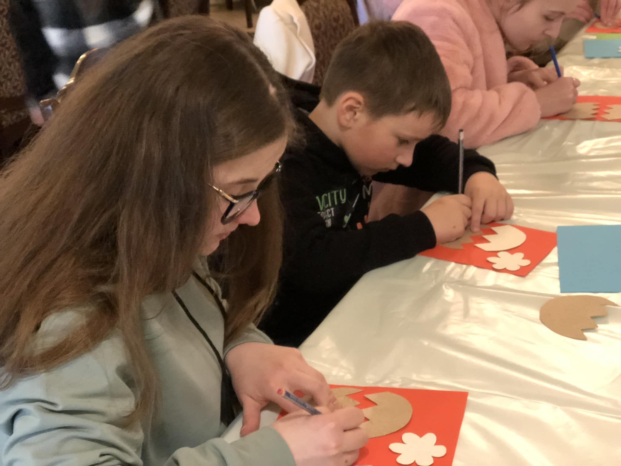 Новини Тернополя - фото з У Тернополі діти виготовляли Великодні обереги для захисників на передову