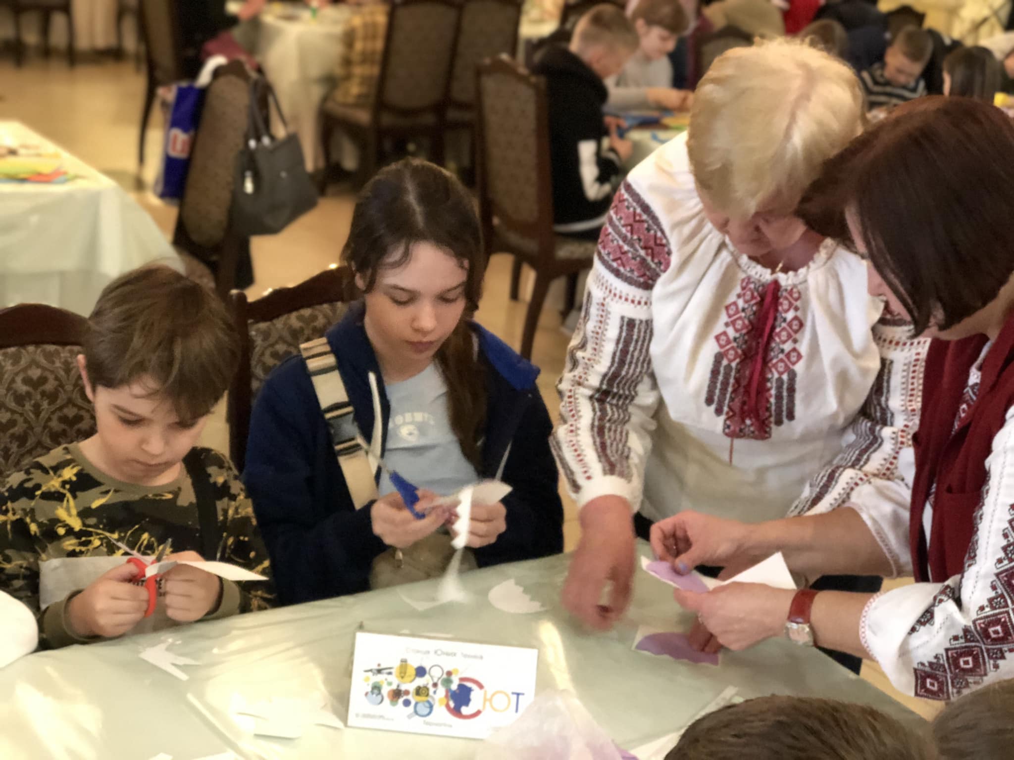 Новини Тернополя - фото з У Тернополі діти виготовляли Великодні обереги для захисників на передову