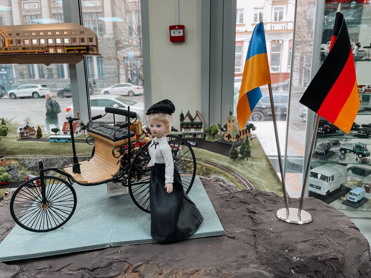 Новини Вінниці - фото з В музеї транспорту презентували нову марку і відкрили виставку присвячену майбутньому місту побратиму