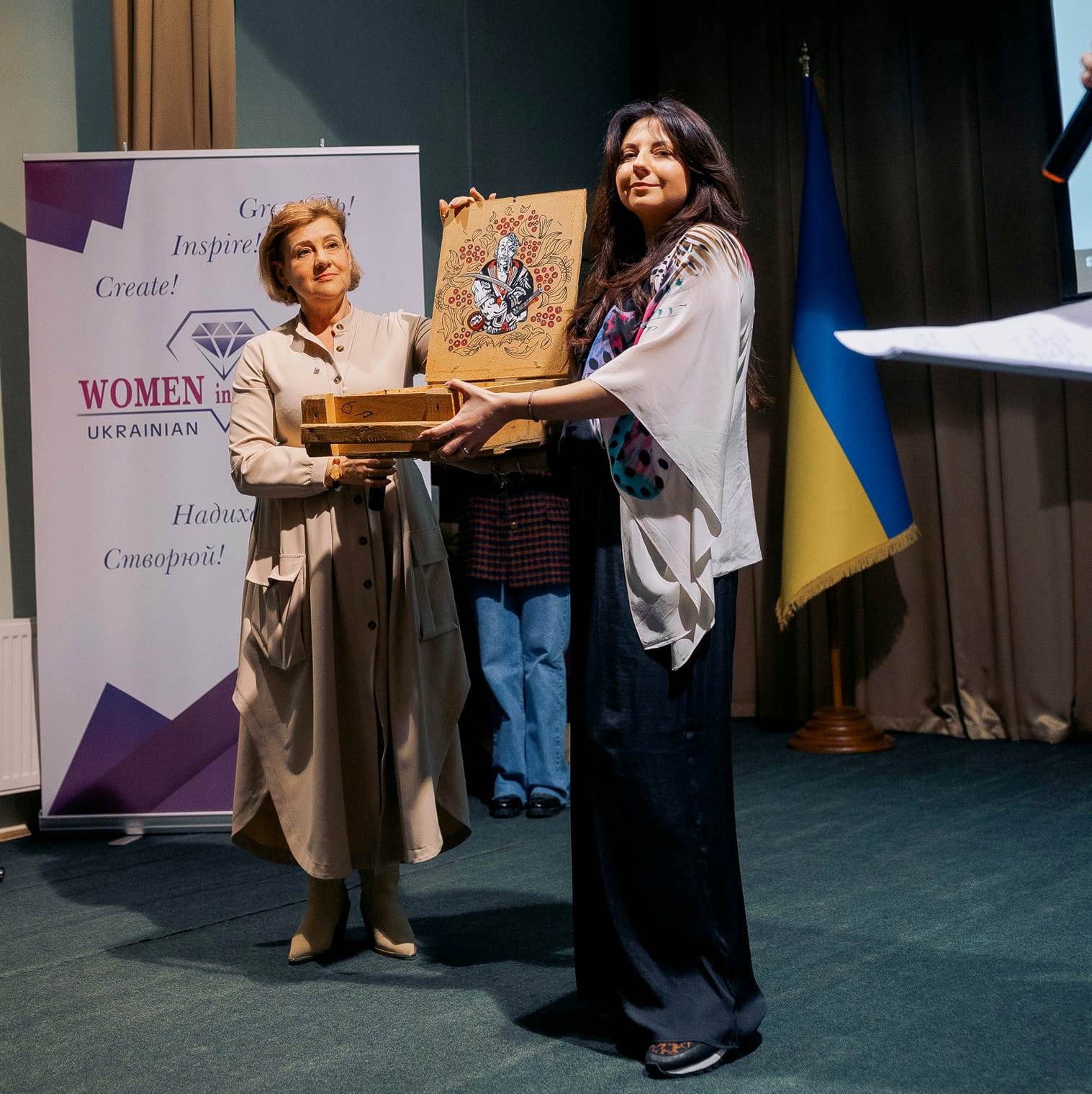 Новини Вінниці - фото з За 7000 продали ящик з-під боєприпасів. Його розписала дружина полеглого воїна