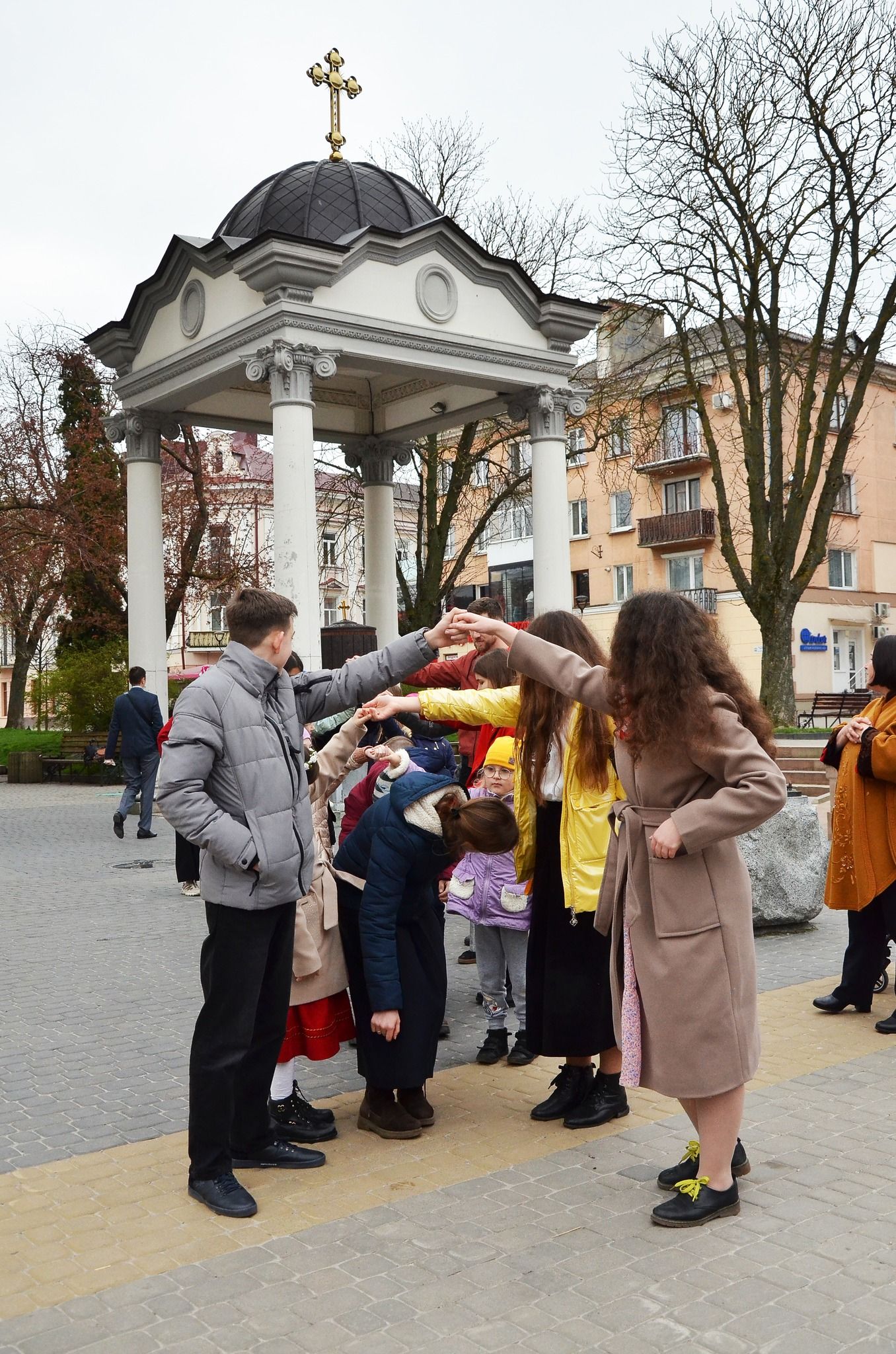 Новини Тернополя - фото з Біля катедри у Тернополі влаштували Великодні гаївки