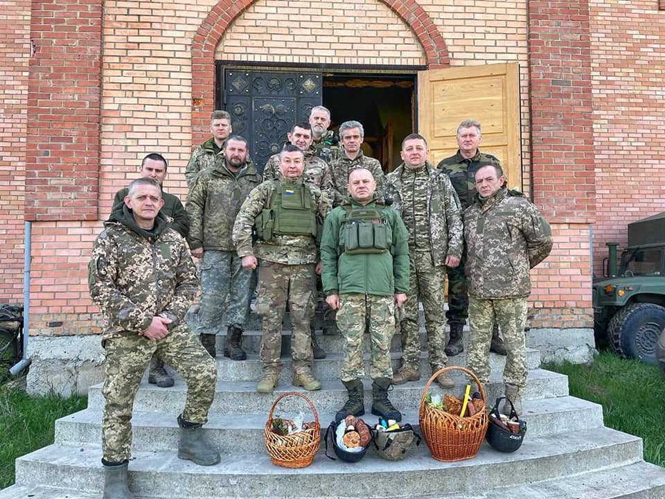 Новини Тернополя - фото з Бійці 105-ї окремої бригади ТрО отримали Великодні подарунки з Тернополя і вже освятили