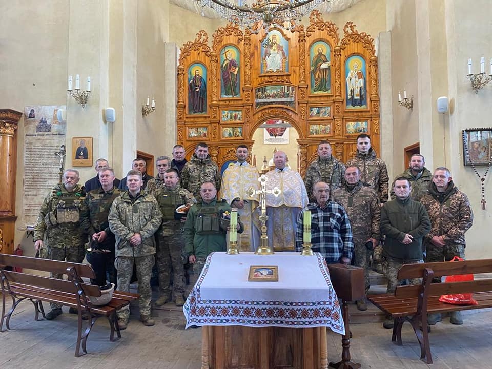 Новини Тернополя - фото з Бійці 105-ї окремої бригади ТрО отримали Великодні подарунки з Тернополя і вже освятили