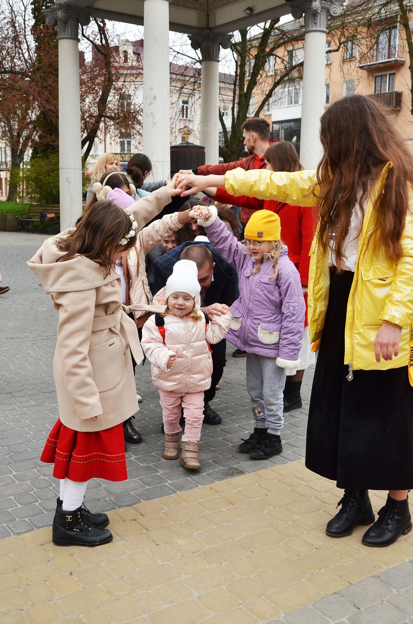 Новини Тернополя - фото з Біля катедри у Тернополі влаштували Великодні гаївки