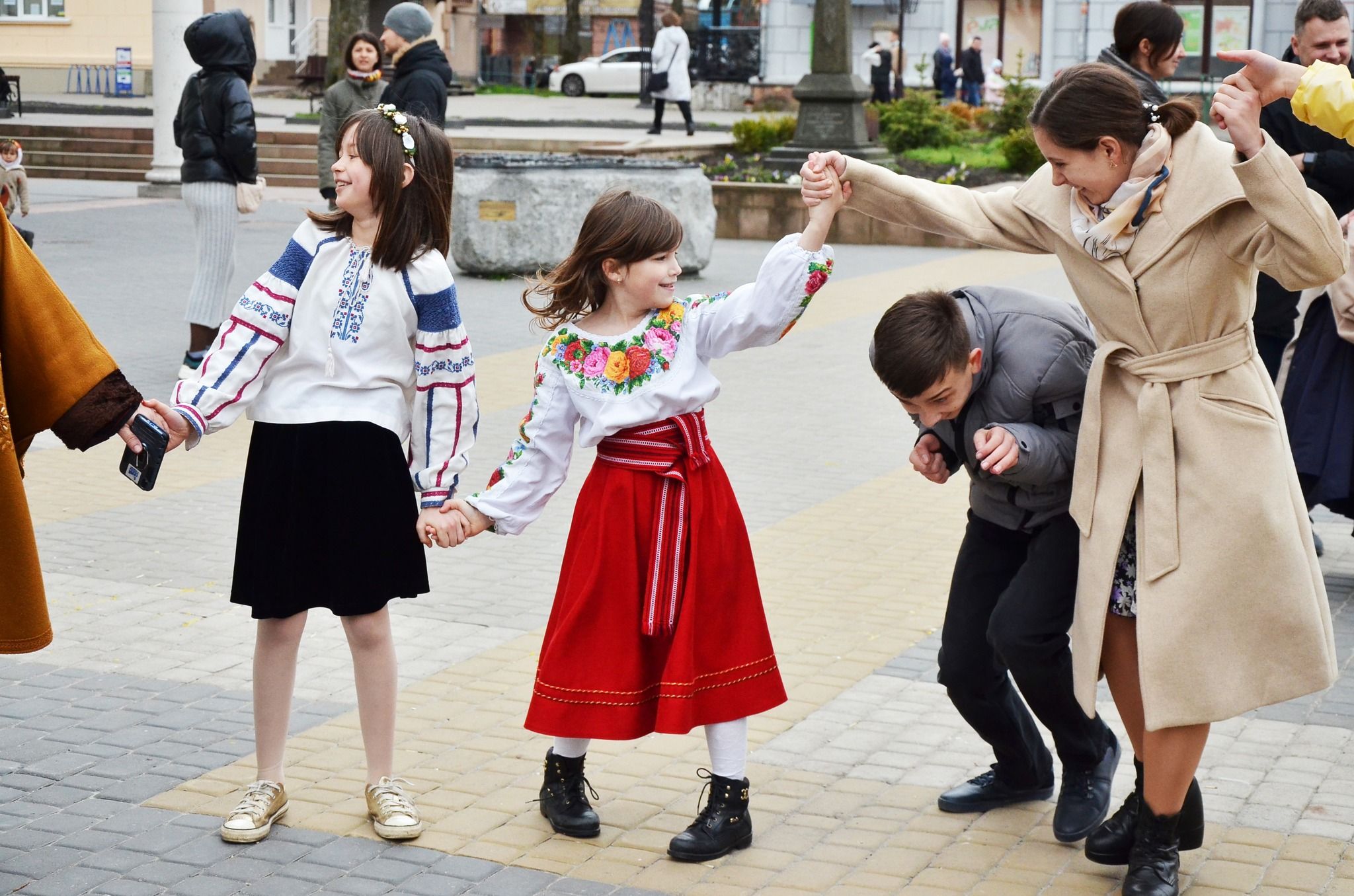 Новини Тернополя - фото з Біля катедри у Тернополі влаштували Великодні гаївки