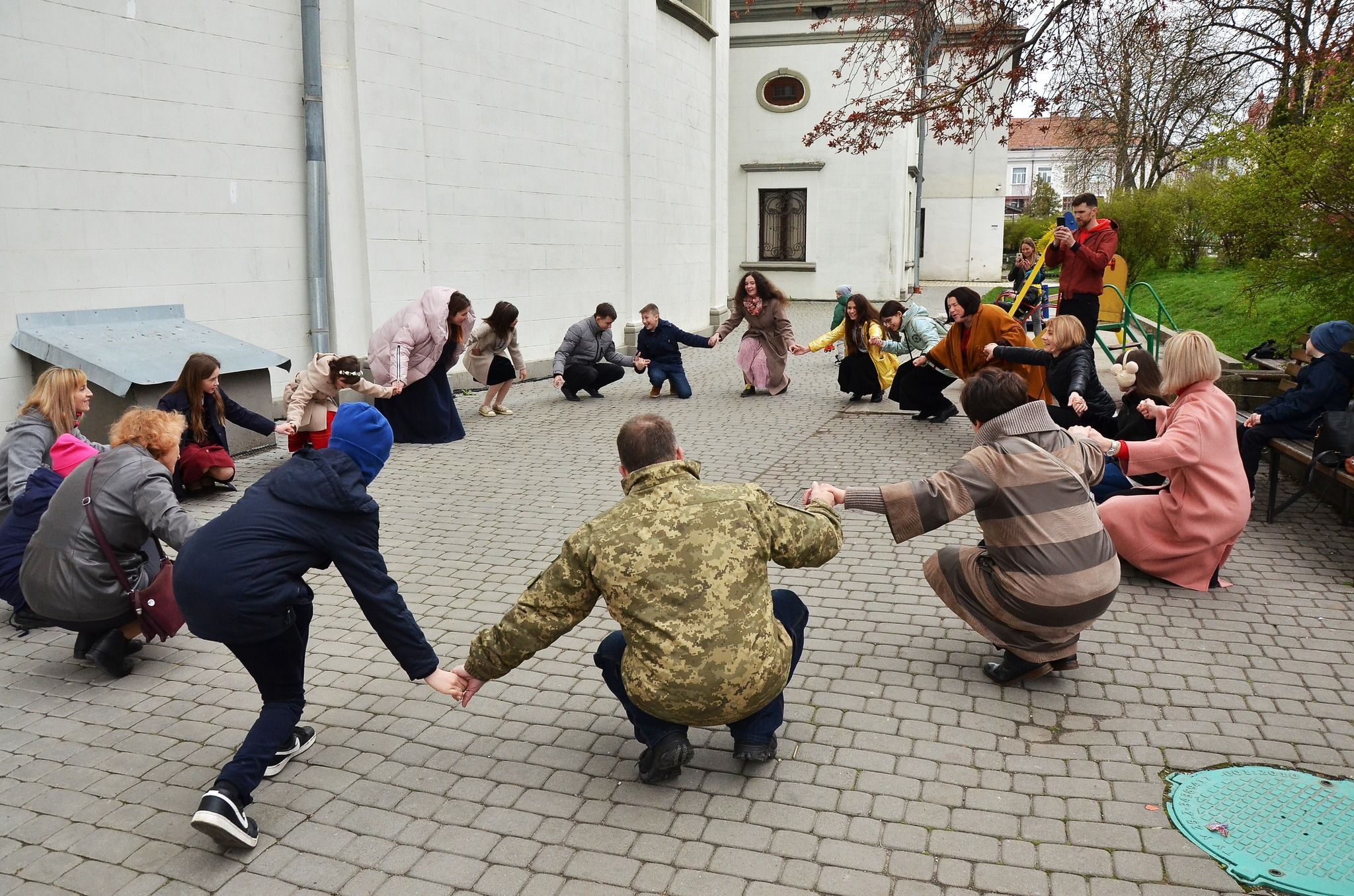 Новини Тернополя - фото з Біля катедри у Тернополі влаштували Великодні гаївки