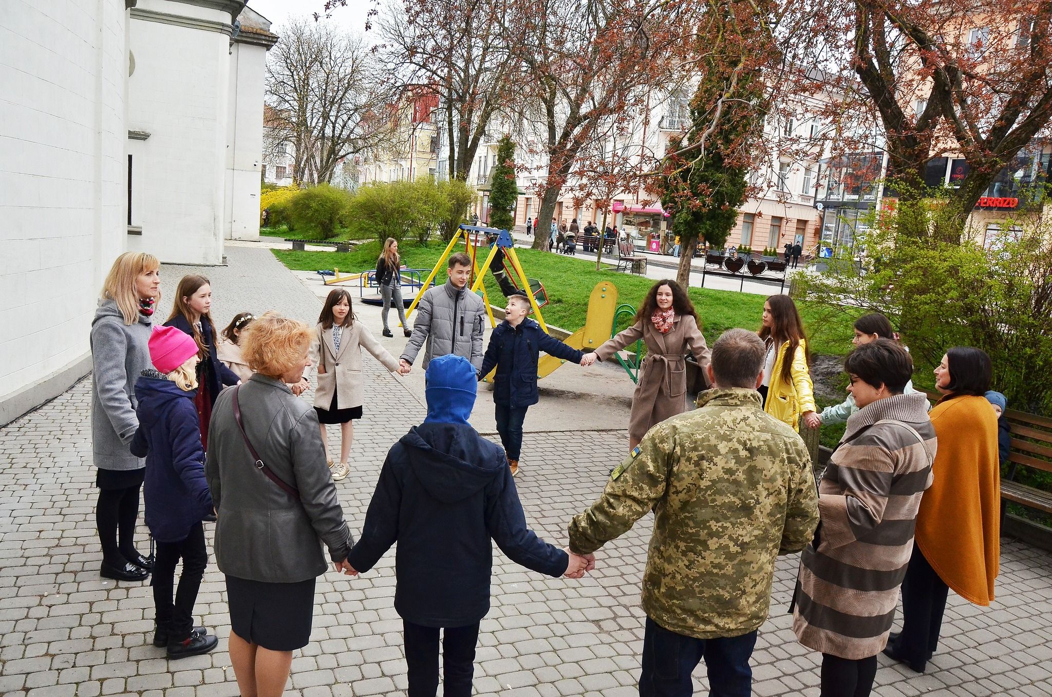 Новини Тернополя - фото з Біля катедри у Тернополі влаштували Великодні гаївки