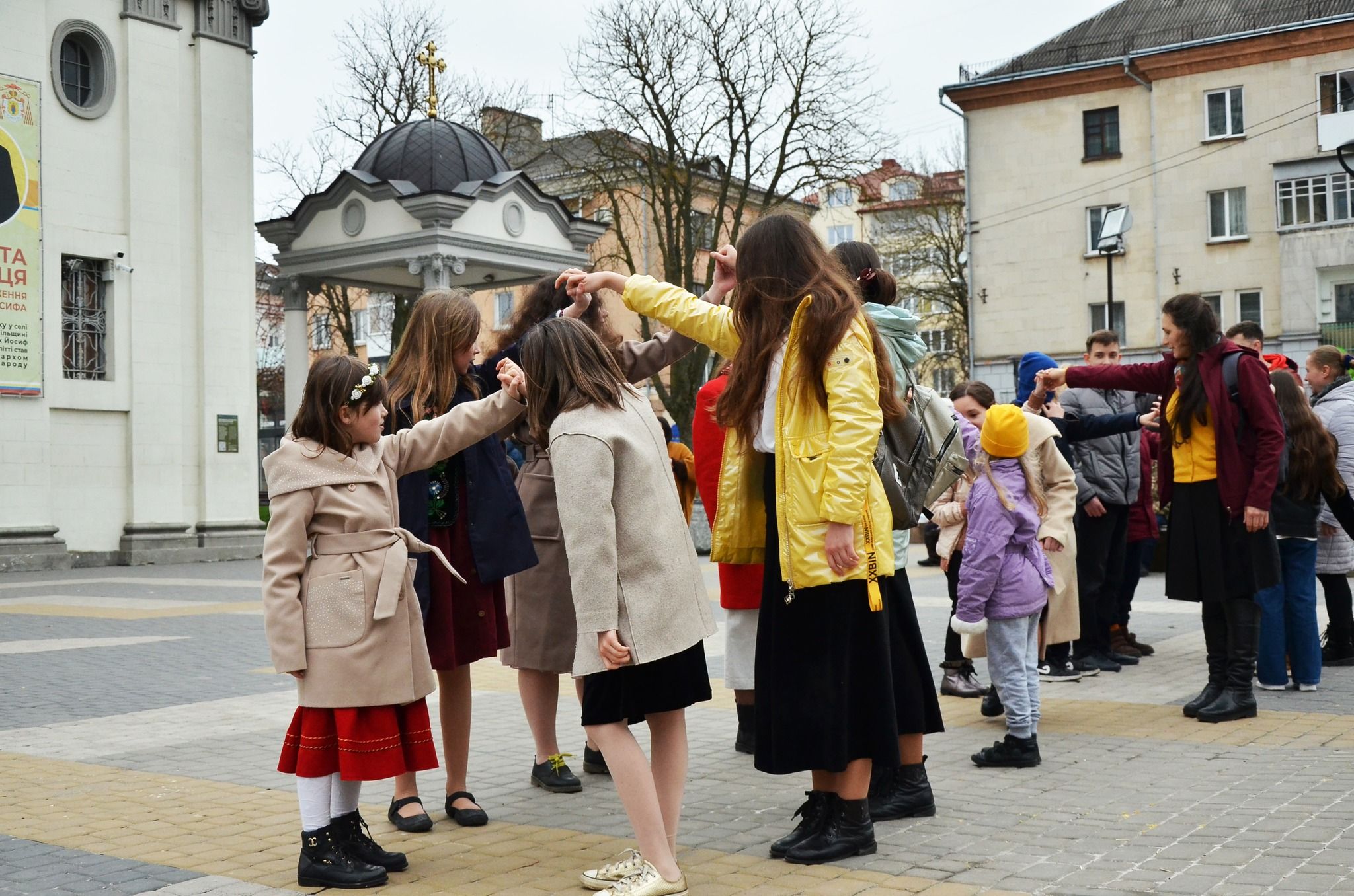 Новини Тернополя - фото з Біля катедри у Тернополі влаштували Великодні гаївки