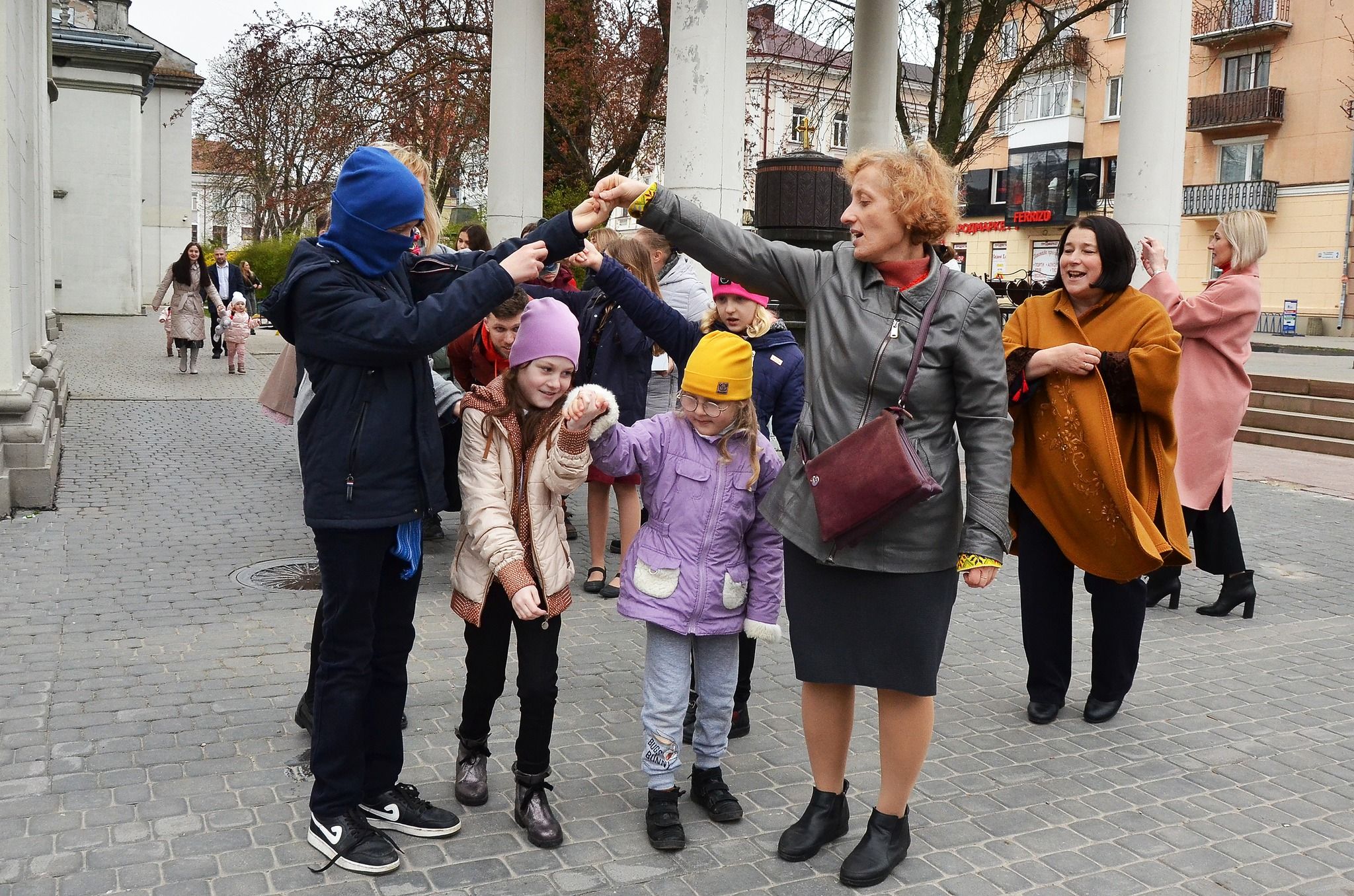 Новини Тернополя - фото з Біля катедри у Тернополі влаштували Великодні гаївки